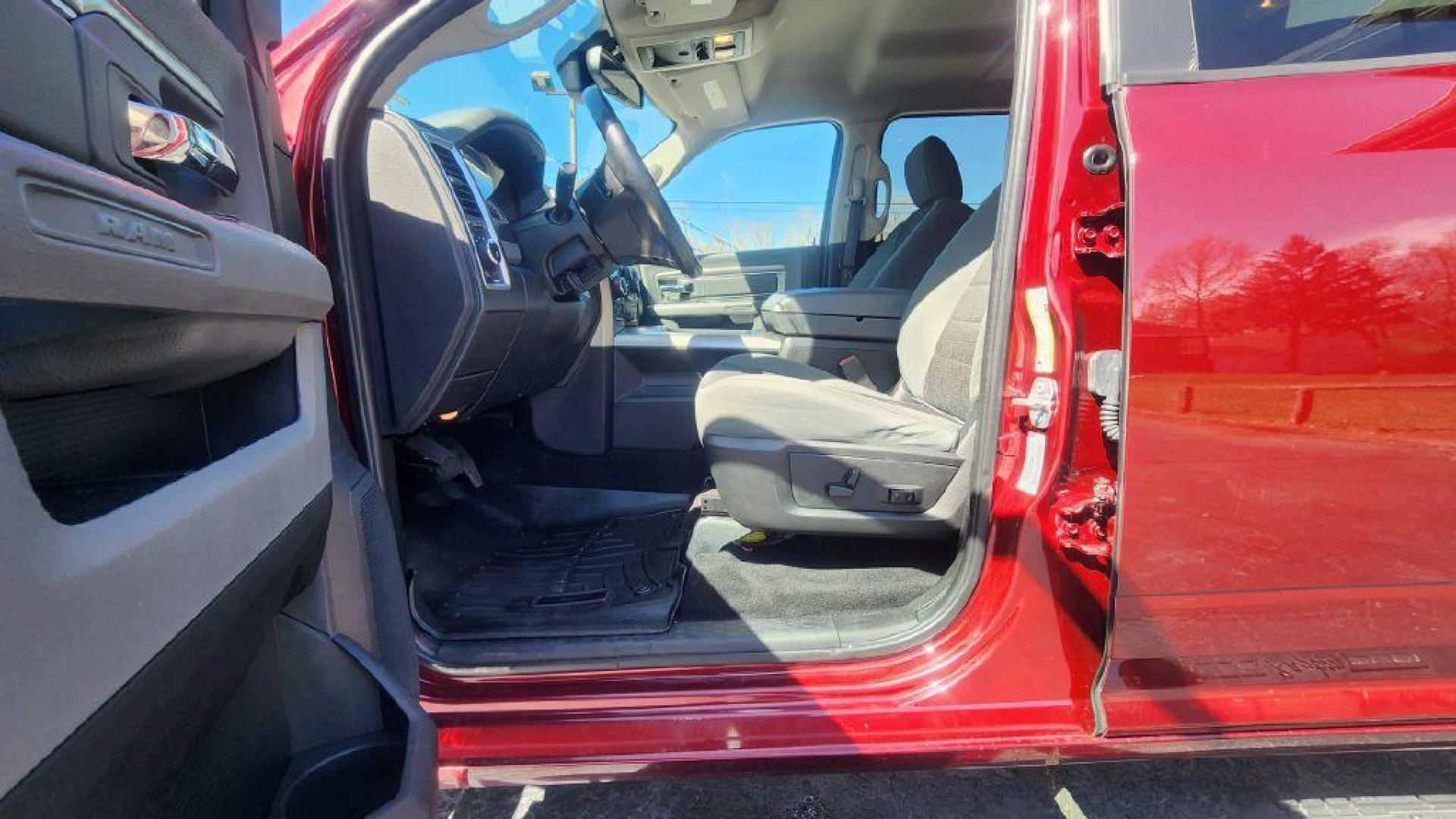2016 BURGUN RAM 1500 SLT - 4WD (3C6RR7LT7GG) with an 5.7L engine, Automatic transmission, located at 101 S. Halleck St., DeMotte, 46310, (219) 987-2922, 41.202343, -87.198189 - Photo#6