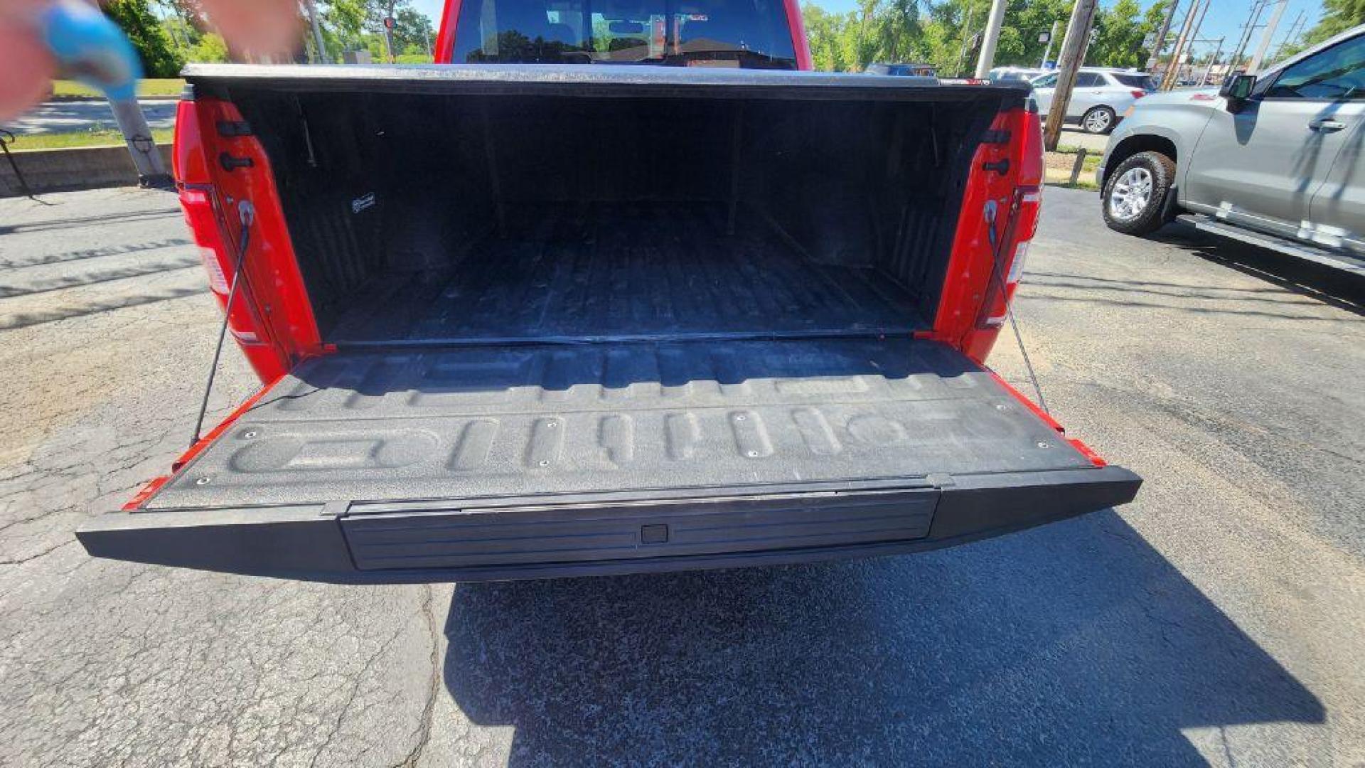 2018 RED FORD F150 SUPERCREW (1FTEW1EP6JK) with an 2.7L engine, Automatic transmission, located at 101 S. Halleck St., DeMotte, 46310, (219) 987-2922, 41.202343, -87.198189 - Photo#22