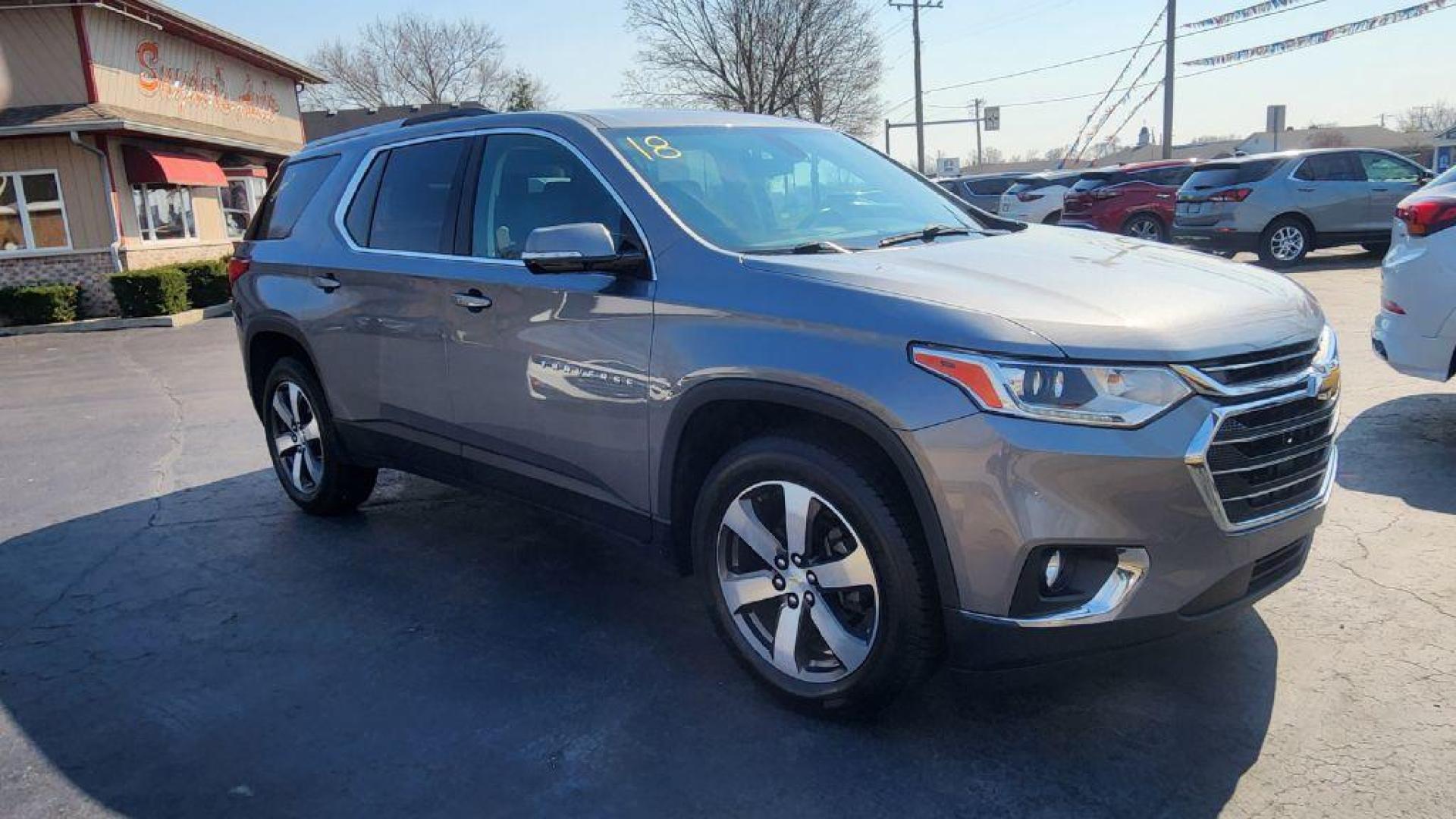 2018 GRAY CHEVROLET TRAVERSE LT (1GNERHKW6JJ) with an 3.6L engine, Automatic transmission, located at 101 S. Halleck St., DeMotte, 46310, (219) 987-2922, 41.202343, -87.198189 - Photo#1