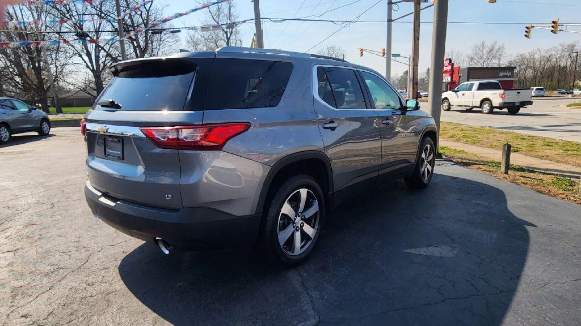 2018 GRAY CHEVROLET TRAVERSE LT (1GNERHKW6JJ) with an 3.6L engine, Automatic transmission, located at 101 S. Halleck St., DeMotte, 46310, (219) 987-2922, 41.202343, -87.198189 - Photo#2