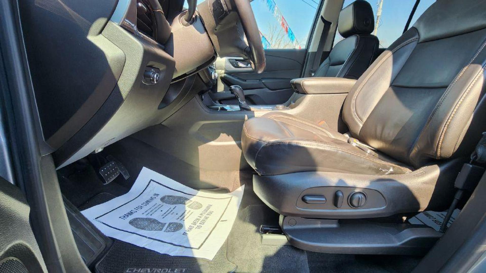 2018 GRAY CHEVROLET TRAVERSE LT (1GNERHKW6JJ) with an 3.6L engine, Automatic transmission, located at 101 S. Halleck St., DeMotte, 46310, (219) 987-2922, 41.202343, -87.198189 - Photo#4