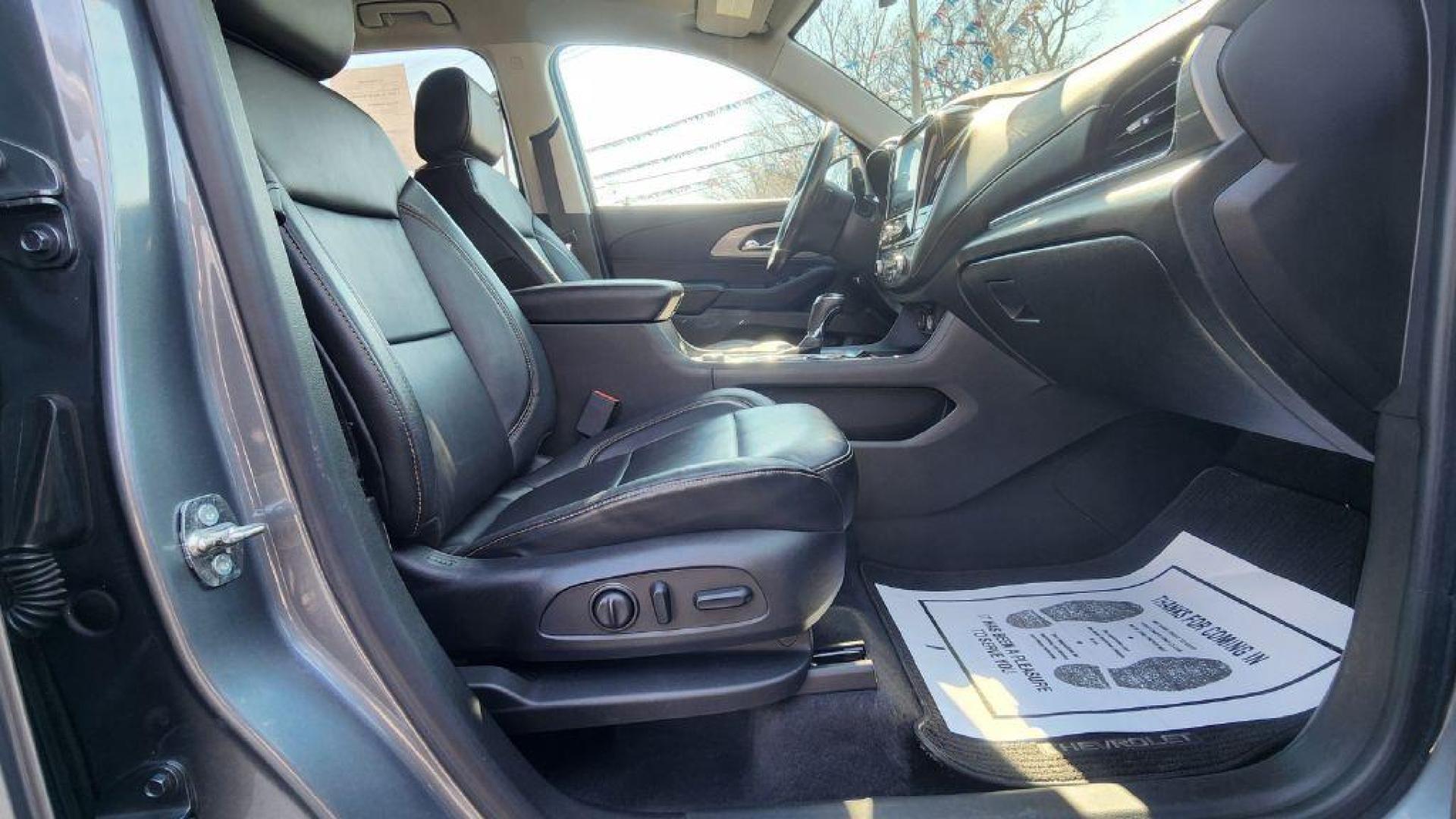 2018 GRAY CHEVROLET TRAVERSE LT (1GNERHKW6JJ) with an 3.6L engine, Automatic transmission, located at 101 S. Halleck St., DeMotte, 46310, (219) 987-2922, 41.202343, -87.198189 - Photo#9