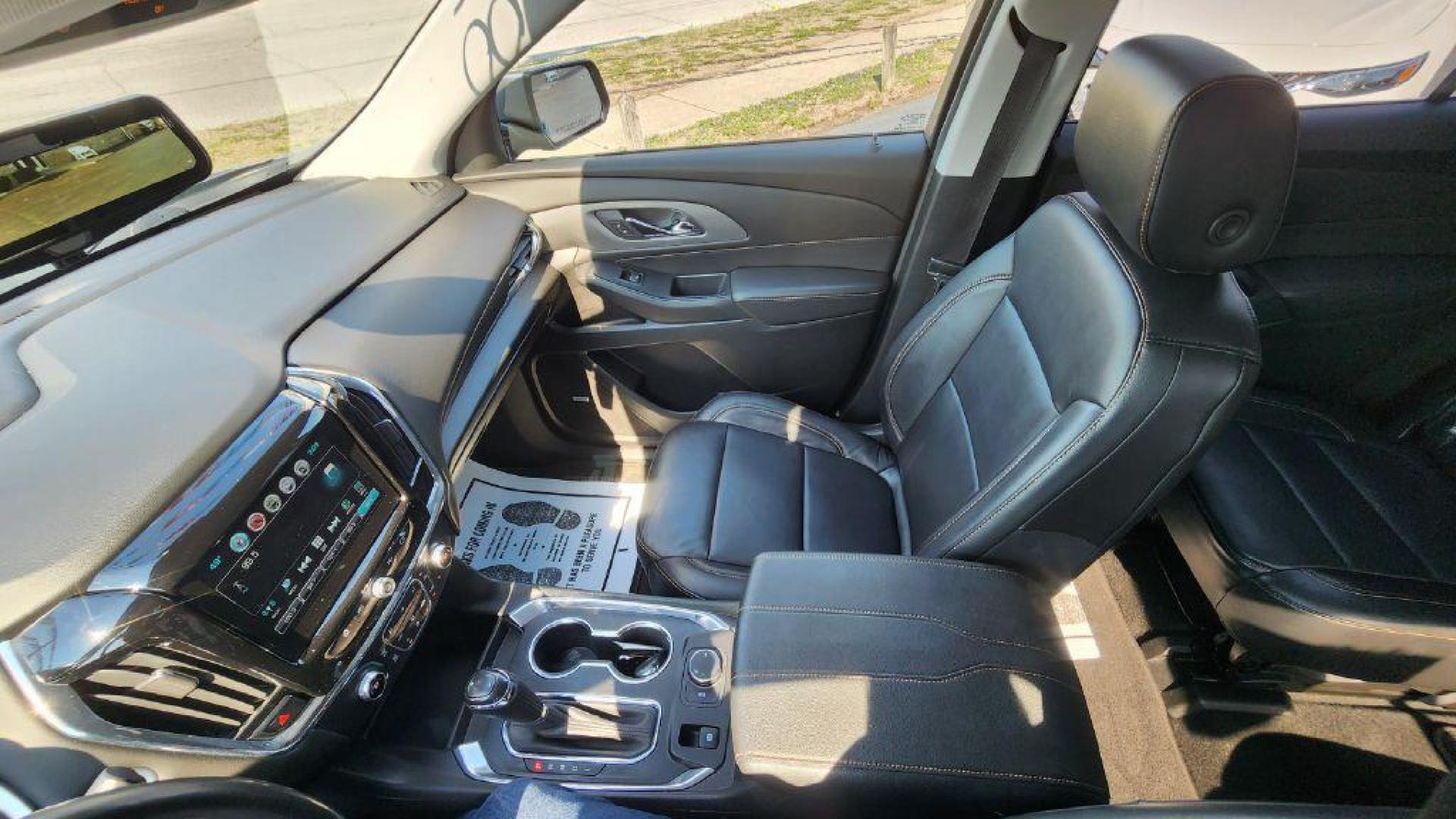 2018 GRAY CHEVROLET TRAVERSE LT (1GNERHKW6JJ) with an 3.6L engine, Automatic transmission, located at 101 S. Halleck St., DeMotte, 46310, (219) 987-2922, 41.202343, -87.198189 - Photo#11