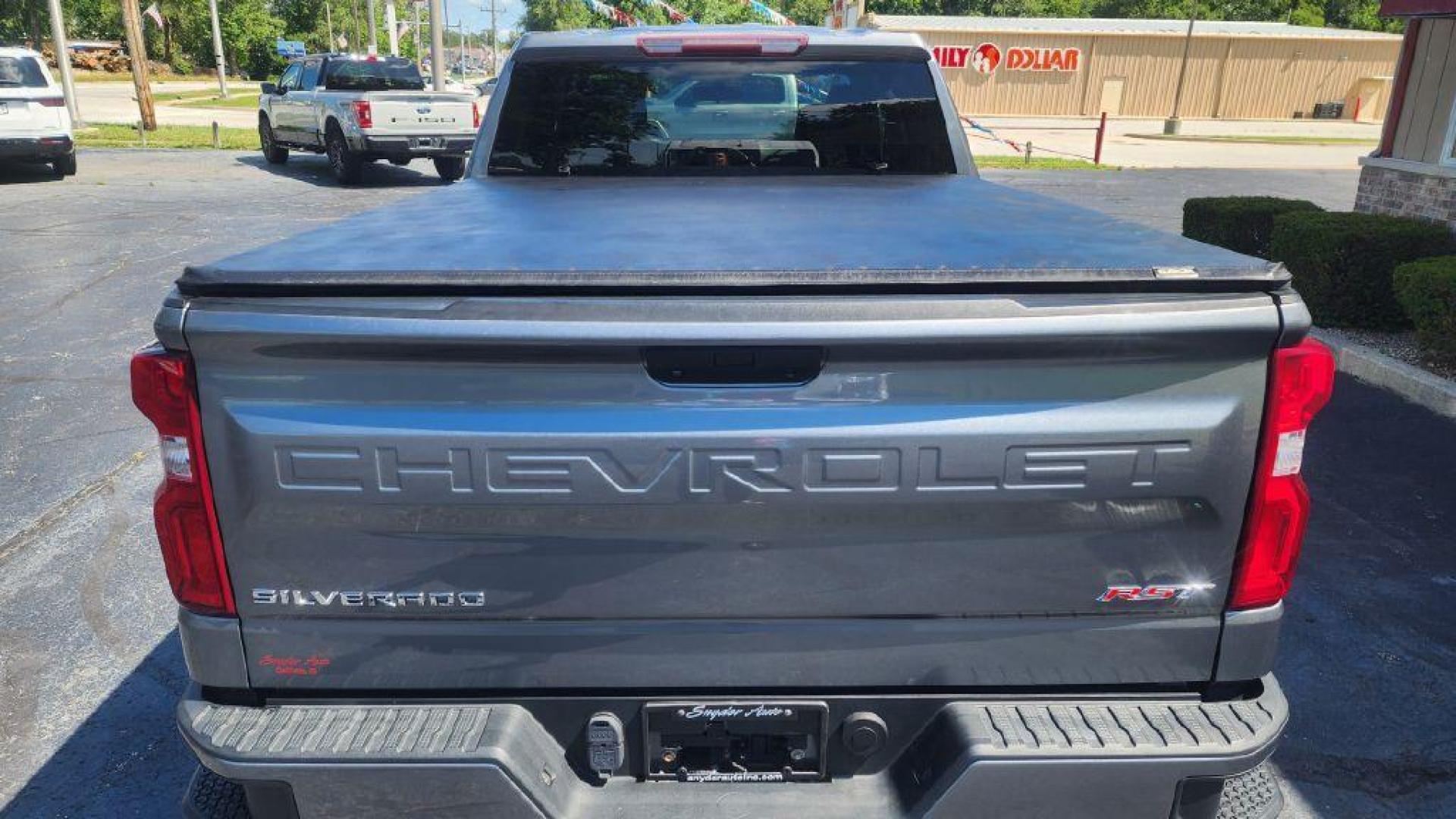 2019 GRAY CHEVROLET SILVERADO 1500 RST - 4WD (1GCRYEED3KZ) with an 5.3L engine, Automatic transmission, located at 101 S. Halleck St., DeMotte, 46310, (219) 987-2922, 41.202343, -87.198189 - Photo#3