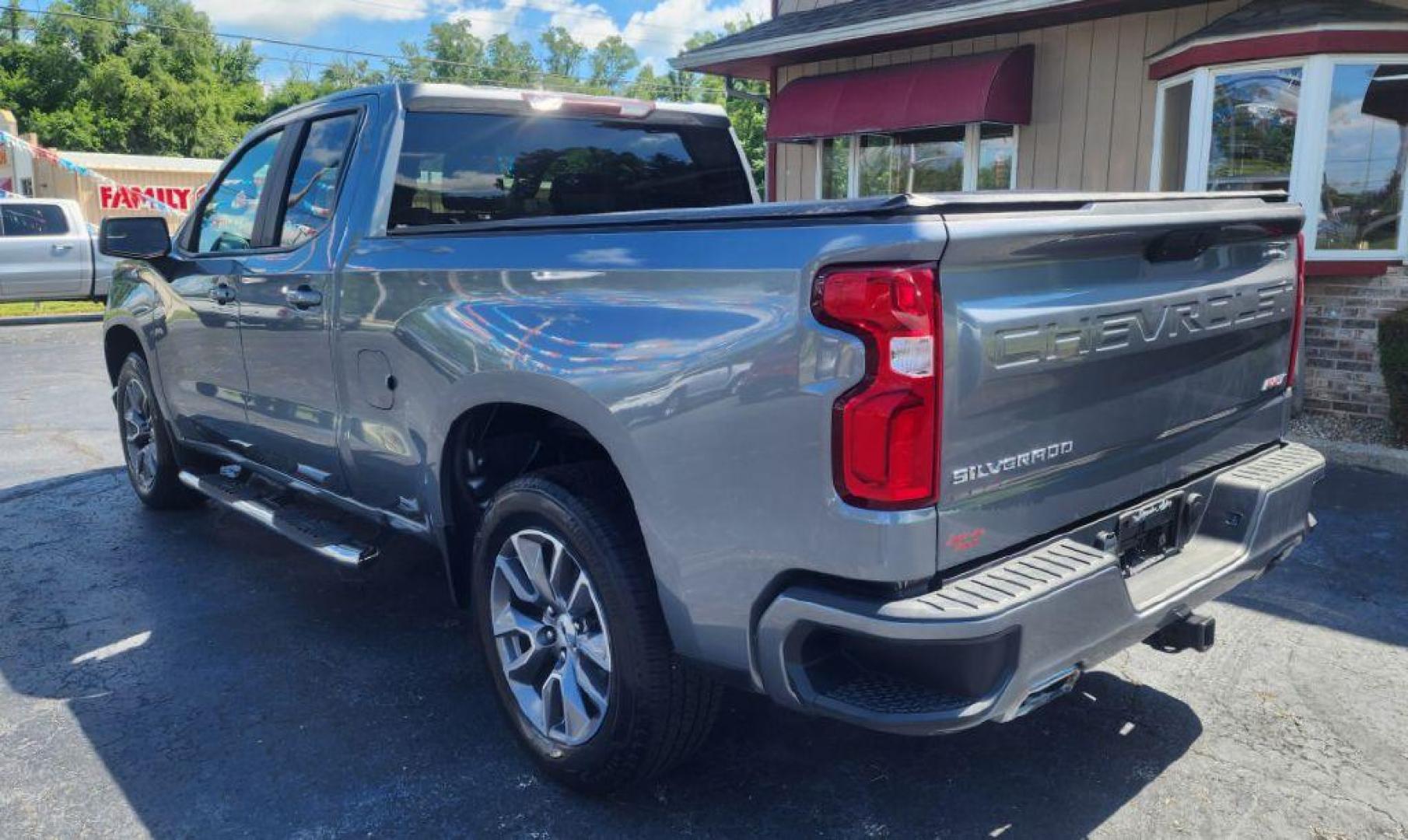 2019 GRAY CHEVROLET SILVERADO 1500 RST - 4WD (1GCRYEED3KZ) with an 5.3L engine, Automatic transmission, located at 101 S. Halleck St., DeMotte, 46310, (219) 987-2922, 41.202343, -87.198189 - Photo#4