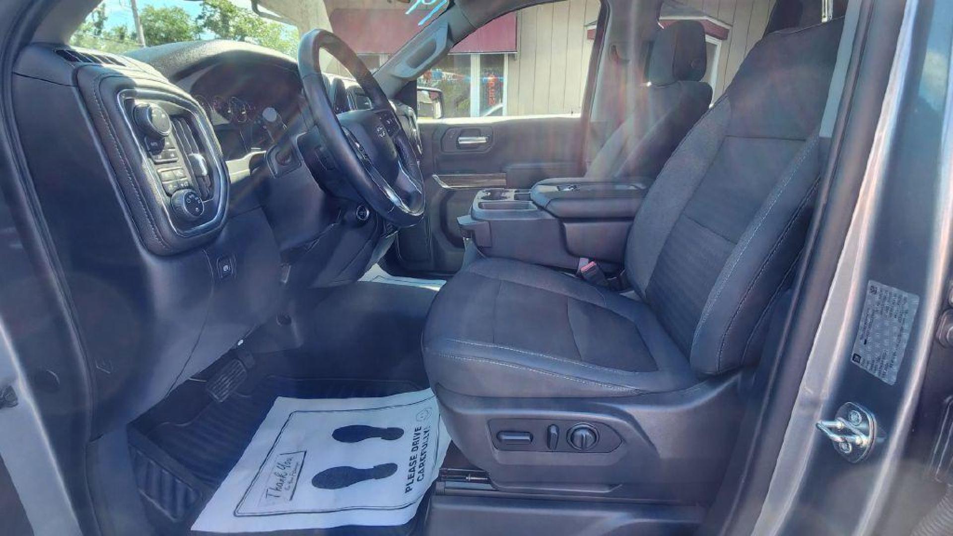 2019 GRAY CHEVROLET SILVERADO 1500 RST - 4WD (1GCRYEED3KZ) with an 5.3L engine, Automatic transmission, located at 101 S. Halleck St., DeMotte, 46310, (219) 987-2922, 41.202343, -87.198189 - Photo#5