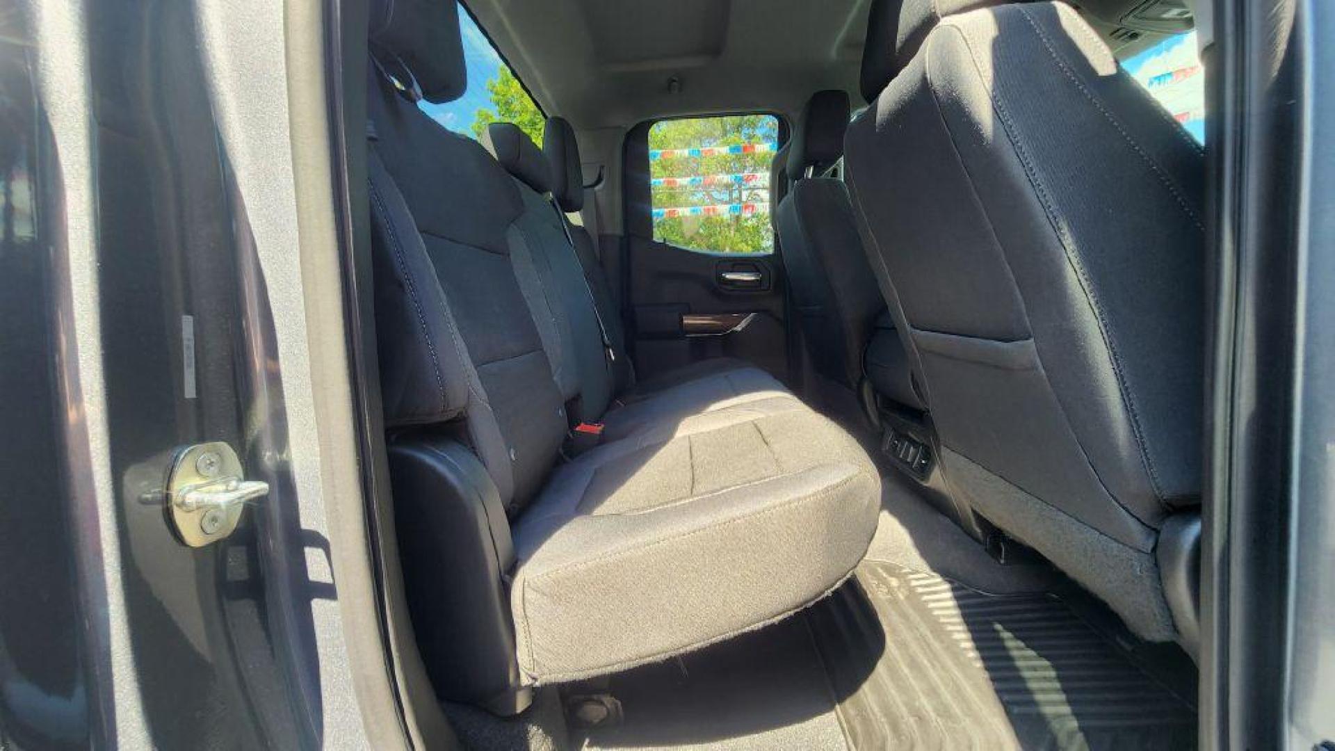 2019 GRAY CHEVROLET SILVERADO 1500 RST - 4WD (1GCRYEED3KZ) with an 5.3L engine, Automatic transmission, located at 101 S. Halleck St., DeMotte, 46310, (219) 987-2922, 41.202343, -87.198189 - Photo#7