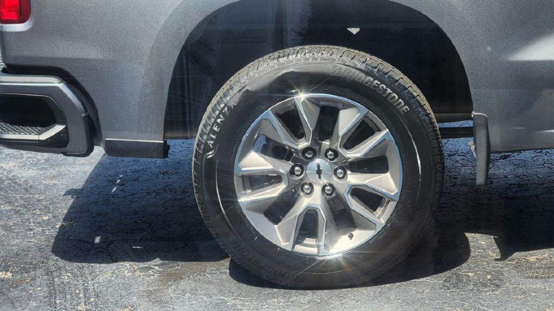 2019 GRAY CHEVROLET SILVERADO 1500 RST - 4WD (1GCRYEED3KZ) with an 5.3L engine, Automatic transmission, located at 101 S. Halleck St., DeMotte, 46310, (219) 987-2922, 41.202343, -87.198189 - Photo#19
