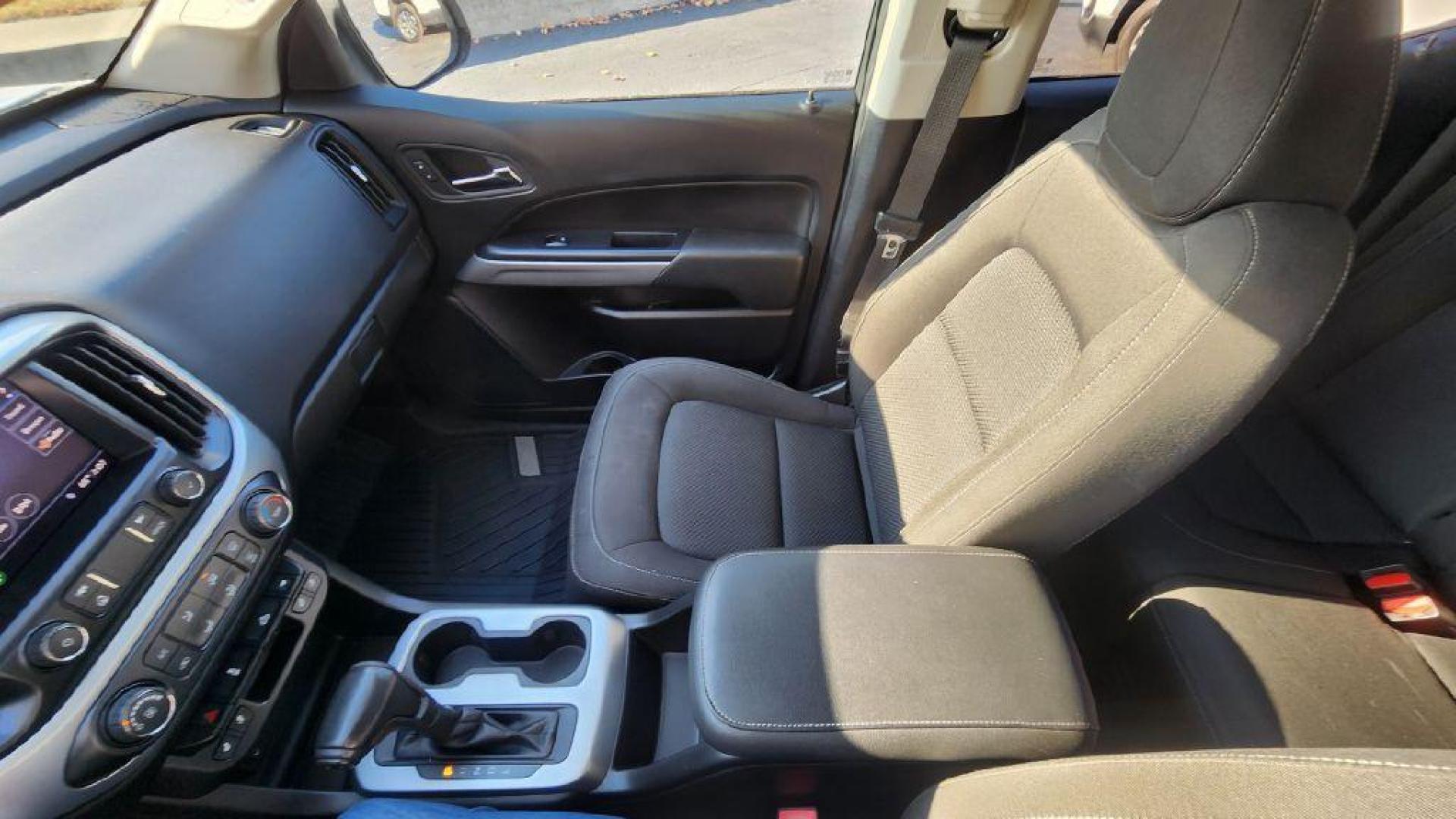 2020 WHITE CHEVROLET COLORADO LT (1GCGTCEN9L1) with an 3.6L engine, Automatic transmission, located at 101 S. Halleck St., DeMotte, 46310, (219) 987-2922, 41.202343, -87.198189 - Photo#9