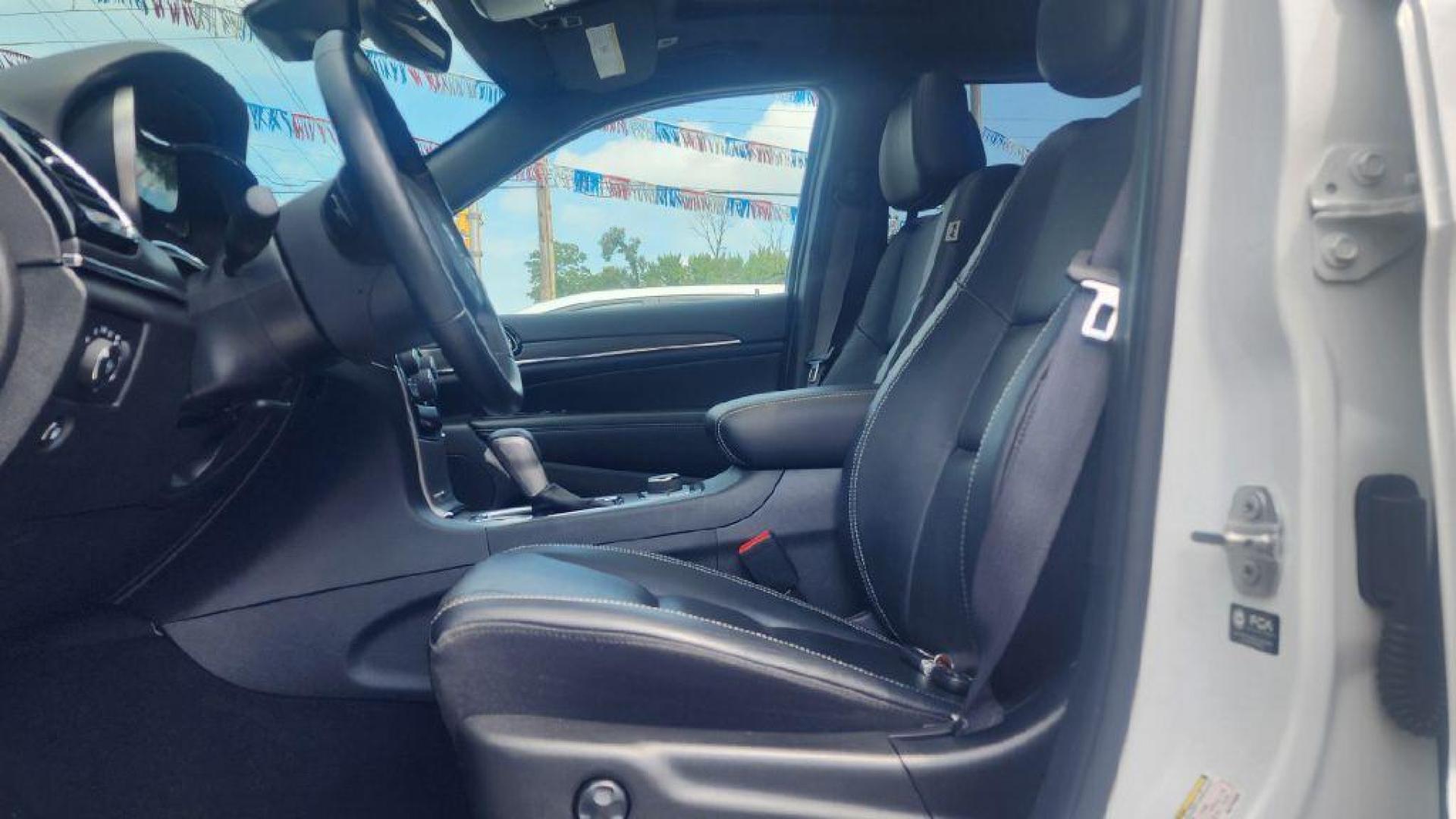 2021 WHITE JEEP GRAND CHEROKEE LIMITED - 4WD (1C4RJFBG7MC) with an 3.6L engine, Automatic transmission, located at 101 S. Halleck St., DeMotte, 46310, (219) 987-2922, 41.202343, -87.198189 - Photo#4