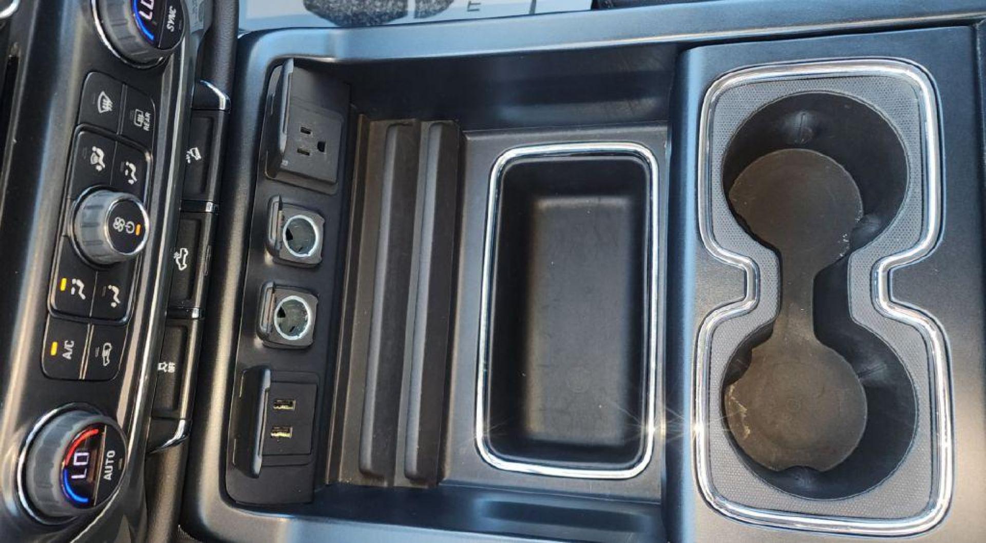 2017 SILVER CHEVROLET SILVERADO 1500 LT - 4WD (1GCVKREC1HZ) with an 5.3L engine, Automatic transmission, located at 101 S. Halleck St., DeMotte, 46310, (219) 987-2922, 41.202343, -87.198189 - Photo#17