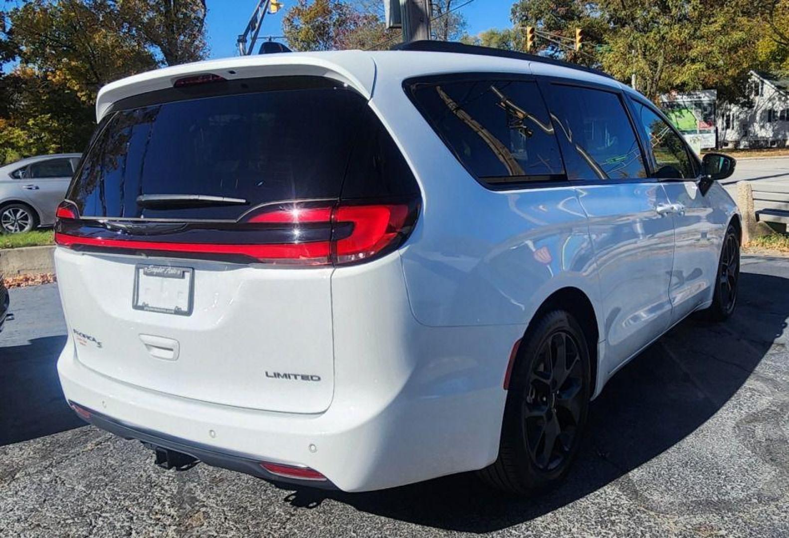 2024 WHITE CHRYSLER PACIFICA LIMITED - FWD (2C4RC1GG2RR) with an 3.6L engine, Automatic transmission, located at 101 S. Halleck St., DeMotte, 46310, (219) 987-2922, 41.202343, -87.198189 - Photo#2