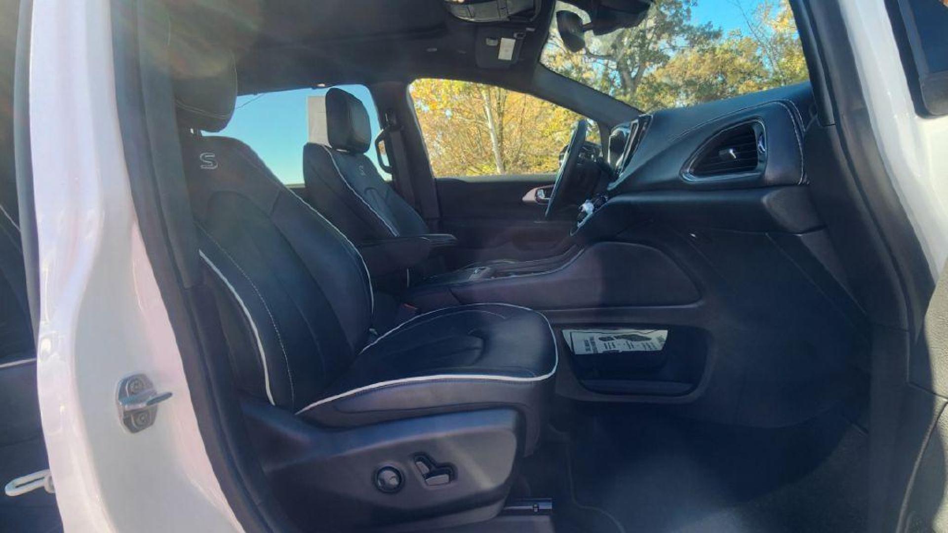 2024 WHITE CHRYSLER PACIFICA LIMITED - FWD (2C4RC1GG2RR) with an 3.6L engine, Automatic transmission, located at 101 S. Halleck St., DeMotte, 46310, (219) 987-2922, 41.202343, -87.198189 - Photo#7