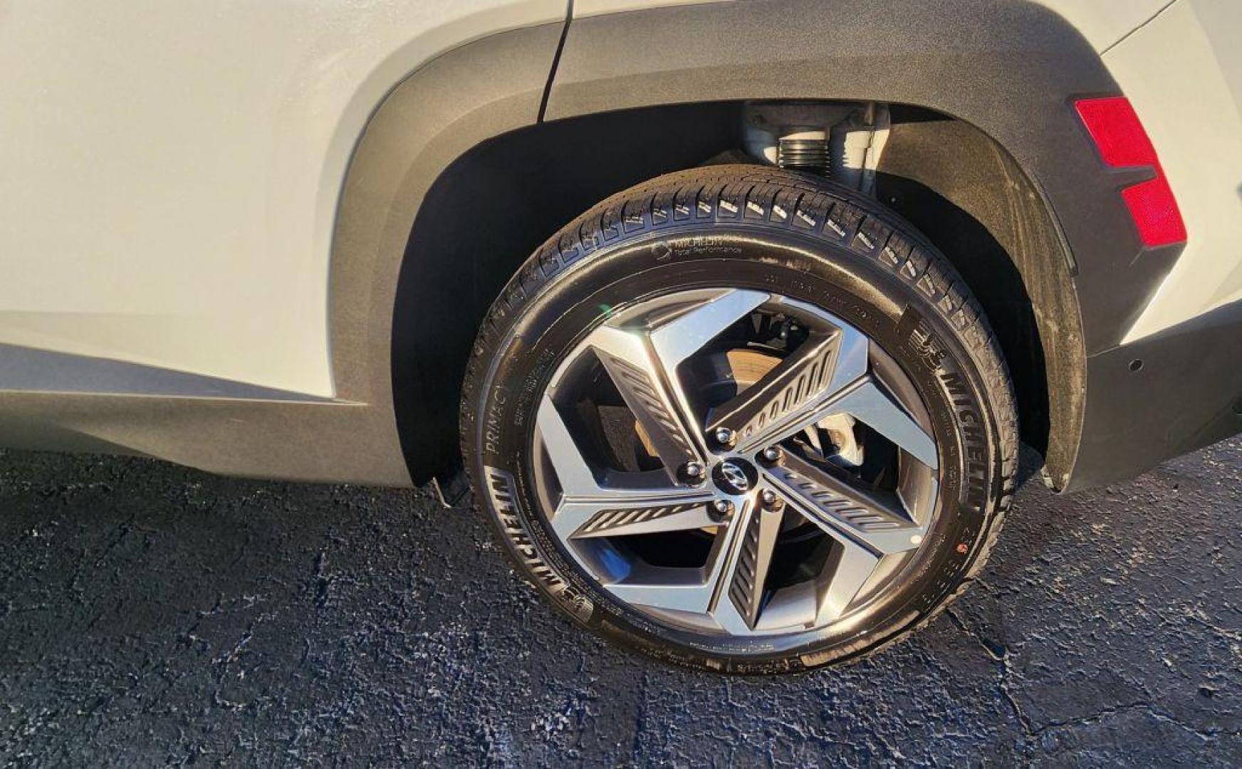 2024 WHITE HYUNDAI TUCSON LIMITED - AWD (5NMJECDE0RH) with an 2.5L engine, Automatic transmission, located at 101 S. Halleck St., DeMotte, 46310, (219) 987-2922, 41.202343, -87.198189 - Photo#23
