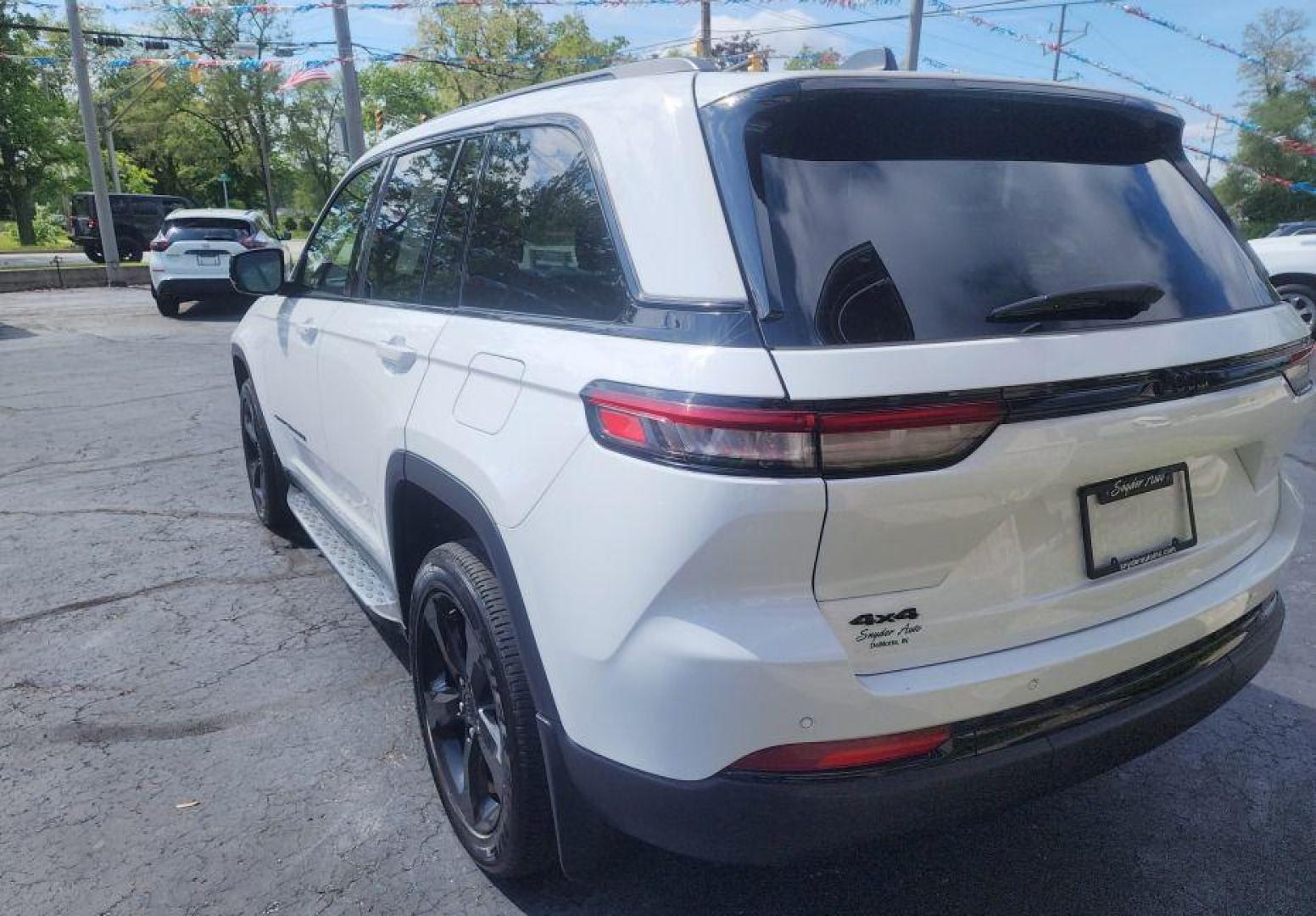 2023 WHITE JEEP GRAND CHEROKEE LAREDO - 4WD (1C4RJHAG7PC) with an 3.6L engine, Automatic transmission, located at 101 S. Halleck St., DeMotte, 46310, (219) 987-2922, 41.202343, -87.198189 - Photo#4