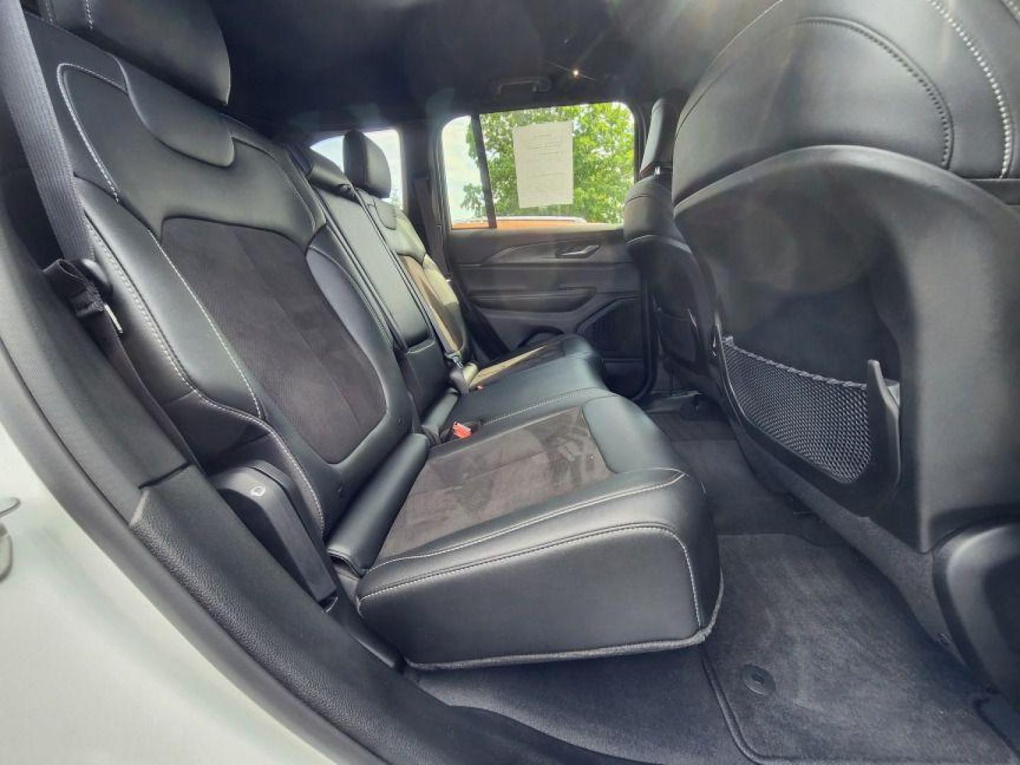 2023 WHITE JEEP GRAND CHEROKEE LAREDO - 4WD (1C4RJHAG7PC) with an 3.6L engine, Automatic transmission, located at 101 S. Halleck St., DeMotte, 46310, (219) 987-2922, 41.202343, -87.198189 - Photo#7