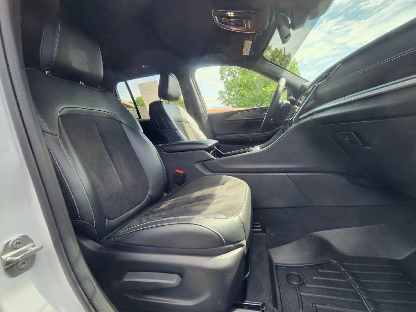 2023 WHITE JEEP GRAND CHEROKEE LAREDO - 4WD (1C4RJHAG7PC) with an 3.6L engine, Automatic transmission, located at 101 S. Halleck St., DeMotte, 46310, (219) 987-2922, 41.202343, -87.198189 - Photo#8