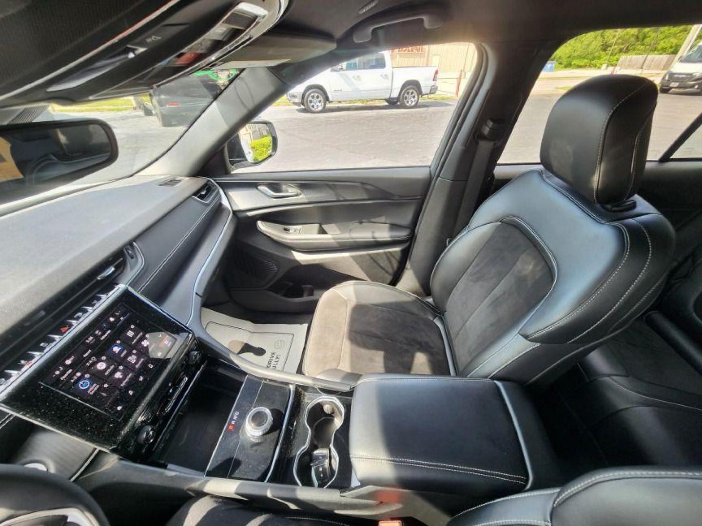 2023 WHITE JEEP GRAND CHEROKEE LAREDO - 4WD (1C4RJHAG7PC) with an 3.6L engine, Automatic transmission, located at 101 S. Halleck St., DeMotte, 46310, (219) 987-2922, 41.202343, -87.198189 - Photo#10
