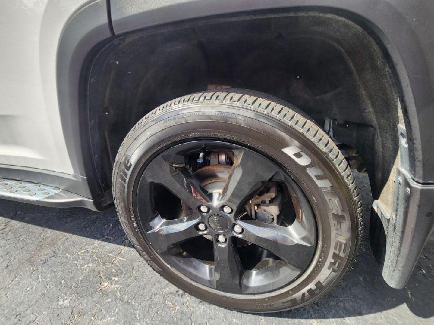 2023 WHITE JEEP GRAND CHEROKEE LAREDO - 4WD (1C4RJHAG7PC) with an 3.6L engine, Automatic transmission, located at 101 S. Halleck St., DeMotte, 46310, (219) 987-2922, 41.202343, -87.198189 - Photo#23
