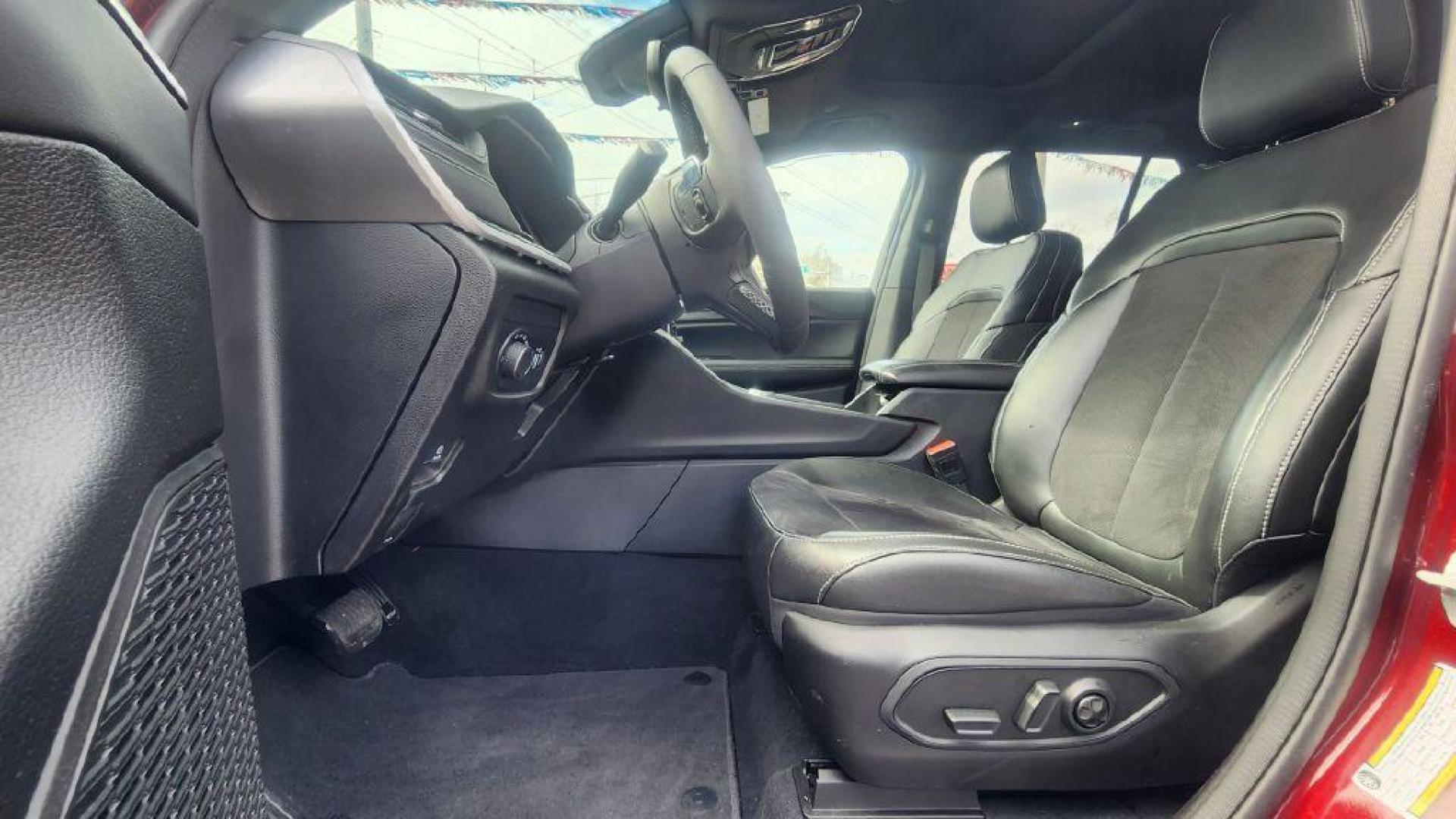 2024 BURGUN JEEP GRAND CHEROKEE ALTITUDE X - 4WD (1C4RJHAG9RC) with an 3.6L engine, Automatic transmission, located at 101 S. Halleck St., DeMotte, 46310, (219) 987-2922, 41.202343, -87.198189 - Photo#5