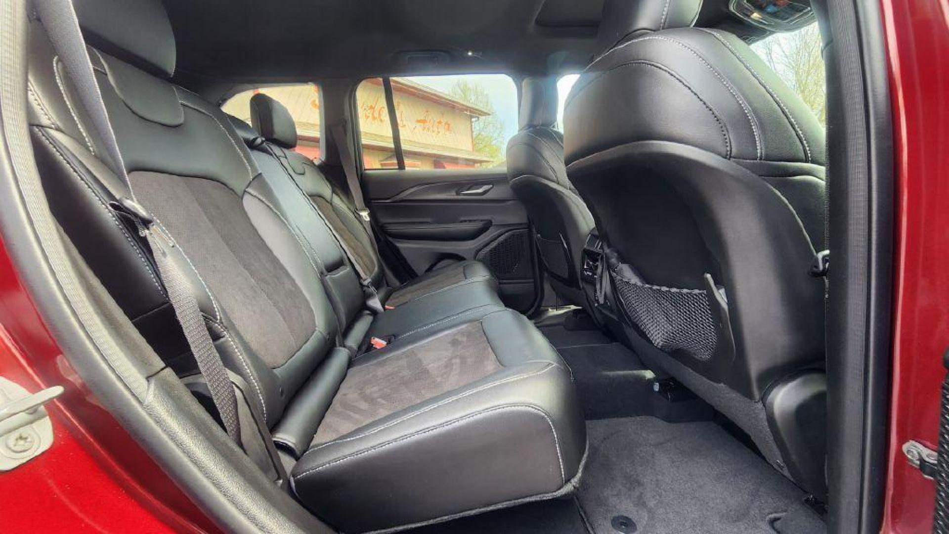 2024 BURGUN JEEP GRAND CHEROKEE ALTITUDE X - 4WD (1C4RJHAG9RC) with an 3.6L engine, Automatic transmission, located at 101 S. Halleck St., DeMotte, 46310, (219) 987-2922, 41.202343, -87.198189 - Photo#7