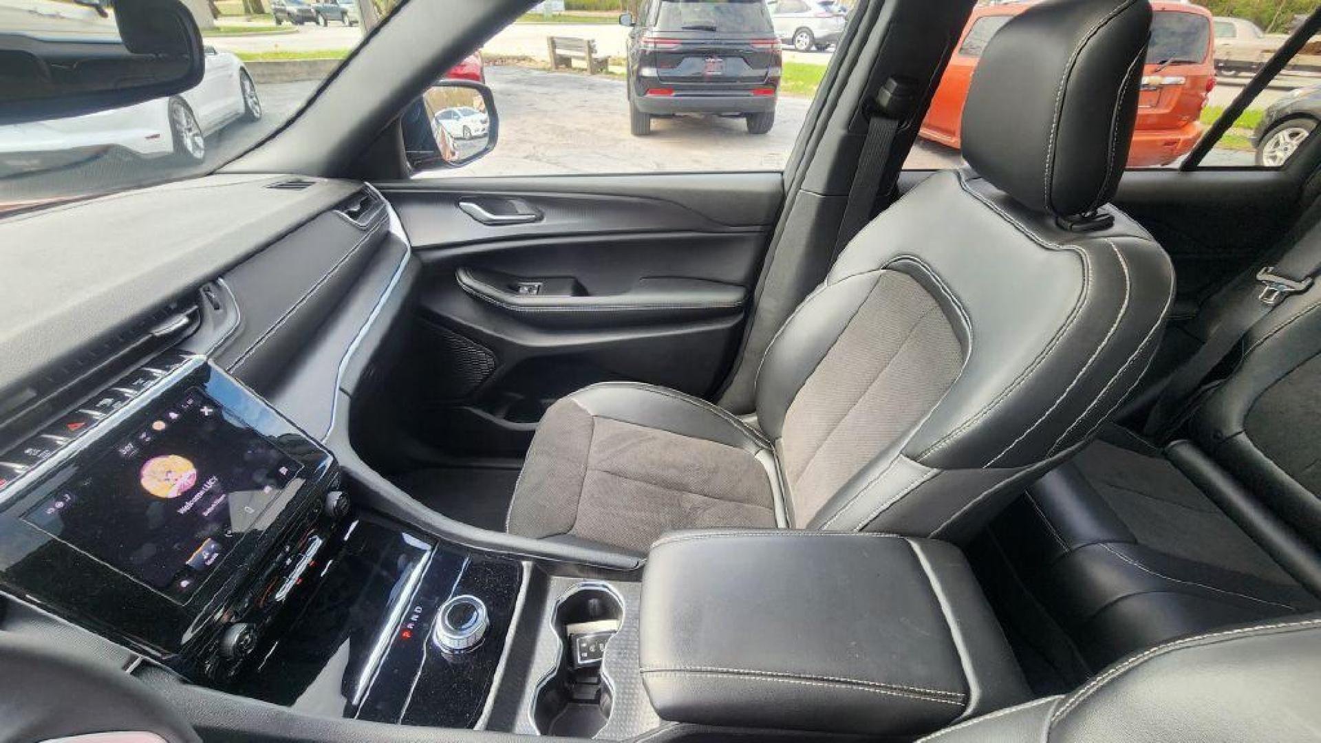 2024 BURGUN JEEP GRAND CHEROKEE ALTITUDE X - 4WD (1C4RJHAG9RC) with an 3.6L engine, Automatic transmission, located at 101 S. Halleck St., DeMotte, 46310, (219) 987-2922, 41.202343, -87.198189 - Photo#10