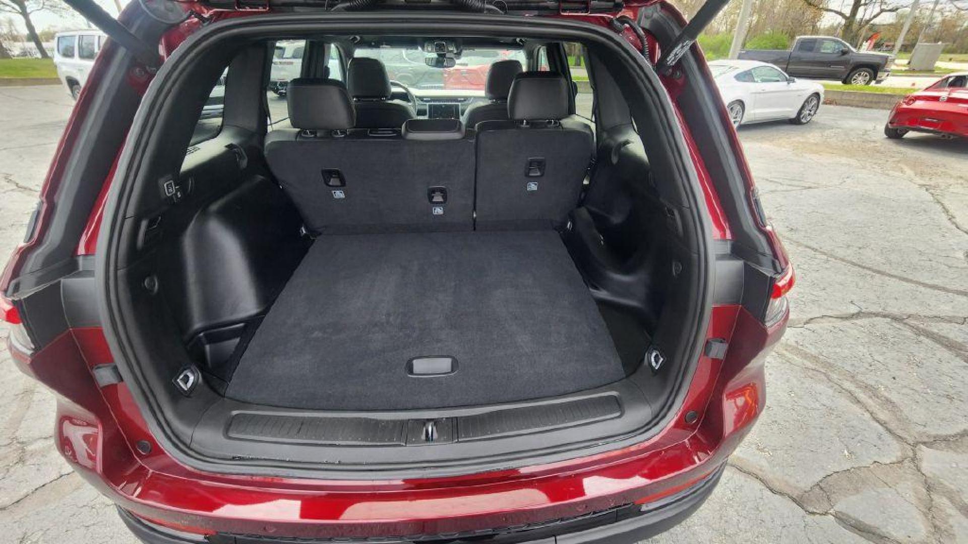 2024 BURGUN JEEP GRAND CHEROKEE ALTITUDE X - 4WD (1C4RJHAG9RC) with an 3.6L engine, Automatic transmission, located at 101 S. Halleck St., DeMotte, 46310, (219) 987-2922, 41.202343, -87.198189 - Photo#22