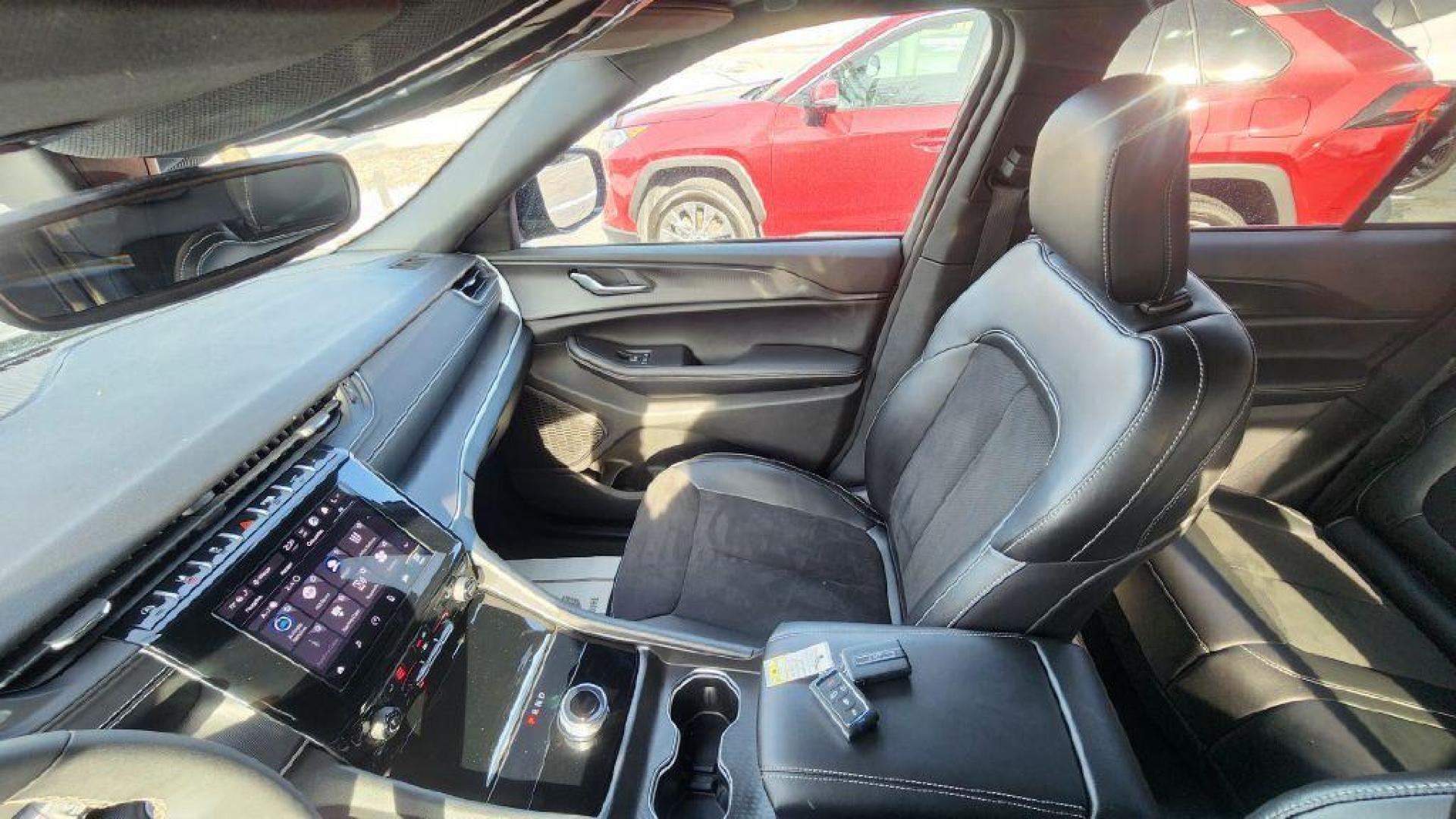 2024 BLACK JEEP GRAND CHEROKEE LAREDO X - 4WD (1C4RJHAG8RC) with an 3.6L engine, Automatic transmission, located at 101 S. Halleck St., DeMotte, 46310, (219) 987-2922, 41.202343, -87.198189 - Photo#16