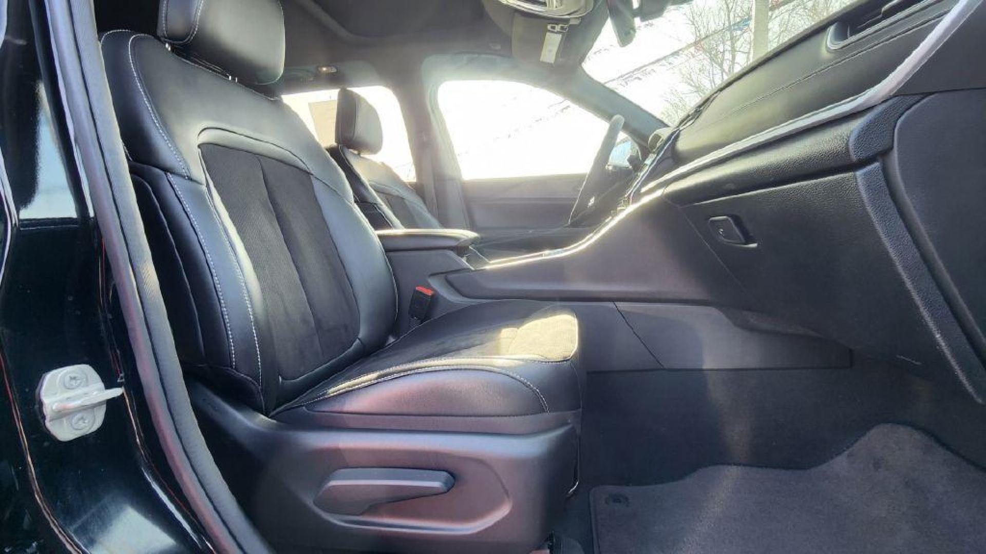 2024 BLACK JEEP GRAND CHEROKEE LAREDO X - 4WD (1C4RJHAG8RC) with an 3.6L engine, Automatic transmission, located at 101 S. Halleck St., DeMotte, 46310, (219) 987-2922, 41.202343, -87.198189 - Photo#7