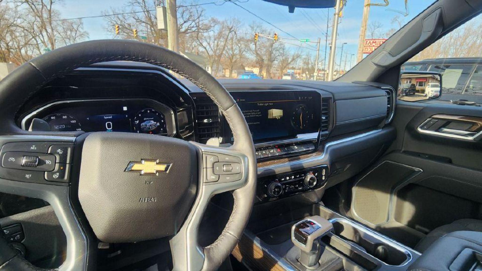 2022 GRAY CHEVROLET SILVERADO 1500 LT -4WD (2GCUDDED5N1) with an 5.3L engine, Automatic transmission, located at 101 S. Halleck St., DeMotte, 46310, (219) 987-2922, 41.202343, -87.198189 - Photo#11