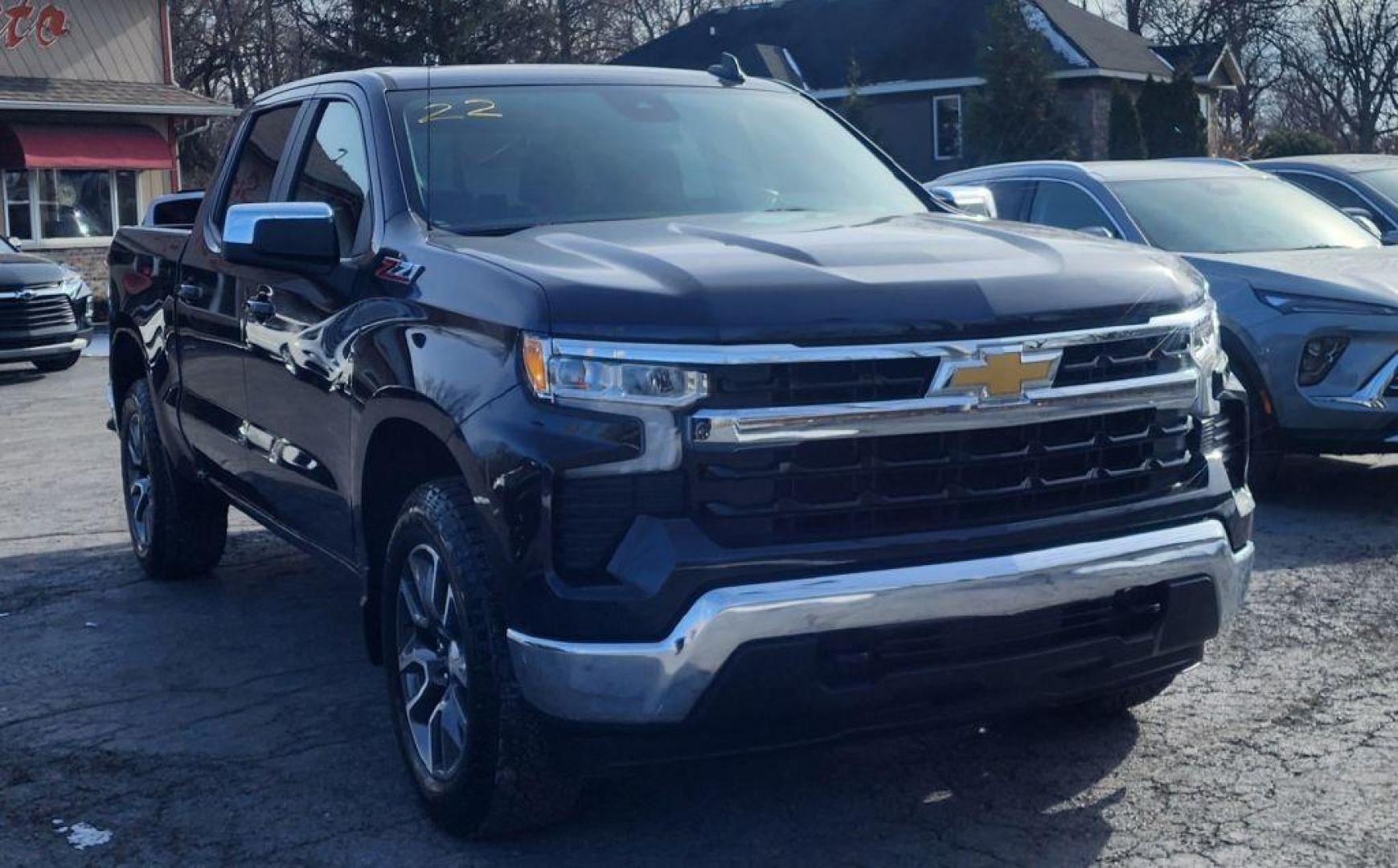 2022 GRAY CHEVROLET SILVERADO 1500 LT -4WD (2GCUDDED5N1) with an 5.3L engine, Automatic transmission, located at 101 S. Halleck St., DeMotte, 46310, (219) 987-2922, 41.202343, -87.198189 - Photo#1
