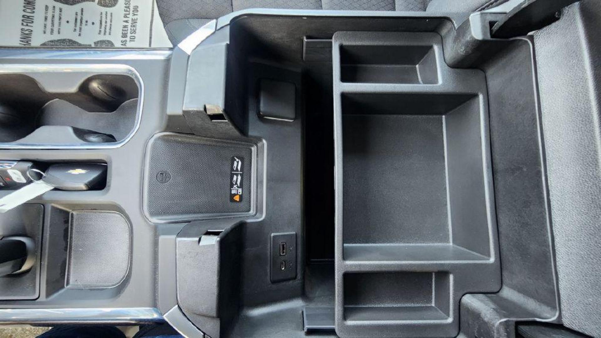 2022 GRAY CHEVROLET SILVERADO 1500 LT -4WD (2GCUDDED5N1) with an 5.3L engine, Automatic transmission, located at 101 S. Halleck St., DeMotte, 46310, (219) 987-2922, 41.202343, -87.198189 - Photo#19