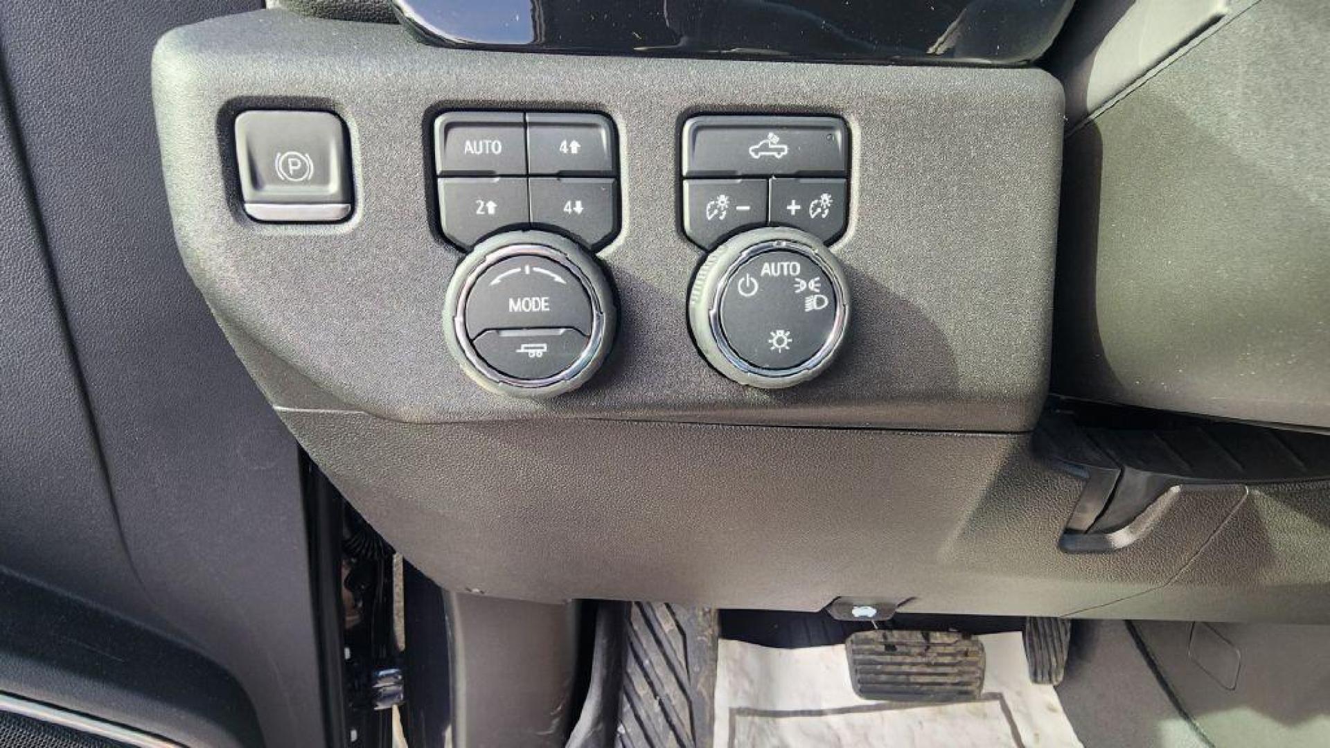 2022 GRAY CHEVROLET SILVERADO 1500 LT -4WD (2GCUDDED5N1) with an 5.3L engine, Automatic transmission, located at 101 S. Halleck St., DeMotte, 46310, (219) 987-2922, 41.202343, -87.198189 - Photo#21