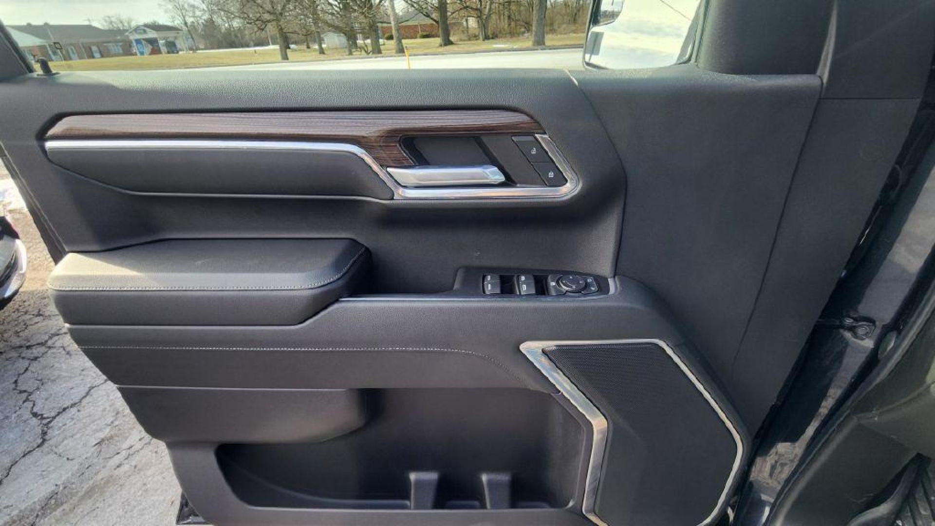 2022 GRAY CHEVROLET SILVERADO 1500 LT -4WD (2GCUDDED5N1) with an 5.3L engine, Automatic transmission, located at 101 S. Halleck St., DeMotte, 46310, (219) 987-2922, 41.202343, -87.198189 - Photo#22