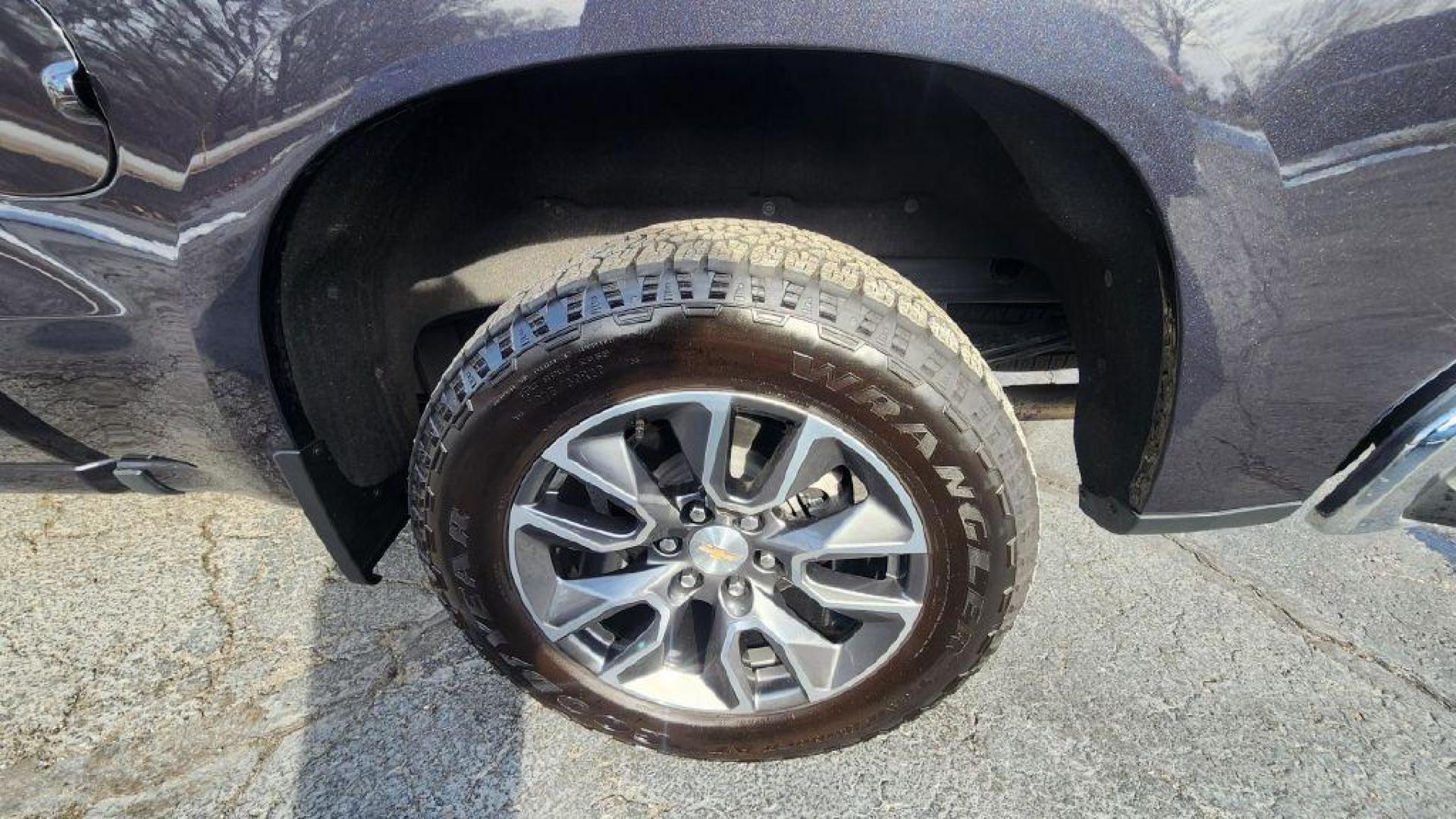 2022 GRAY CHEVROLET SILVERADO 1500 LT -4WD (2GCUDDED5N1) with an 5.3L engine, Automatic transmission, located at 101 S. Halleck St., DeMotte, 46310, (219) 987-2922, 41.202343, -87.198189 - Photo#24