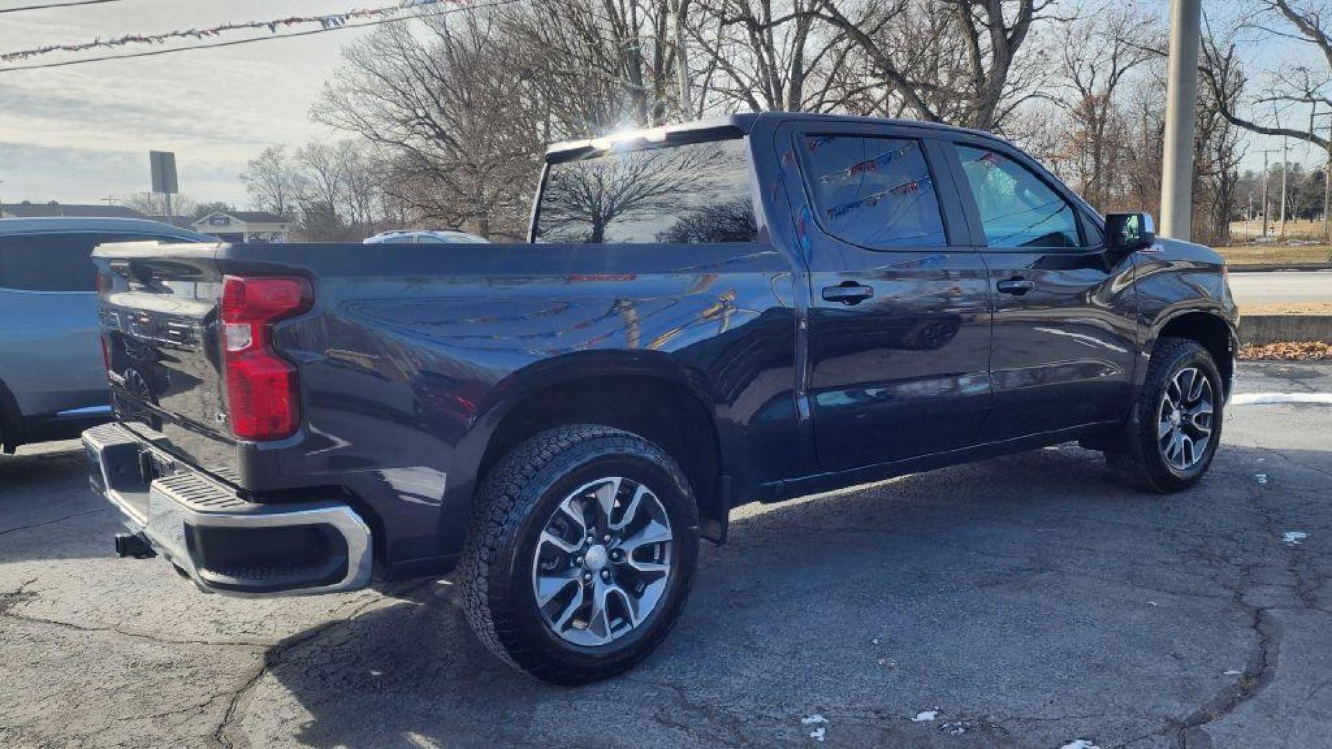 2022 GRAY CHEVROLET SILVERADO 1500 LT -4WD (2GCUDDED5N1) with an 5.3L engine, Automatic transmission, located at 101 S. Halleck St., DeMotte, 46310, (219) 987-2922, 41.202343, -87.198189 - Photo#2