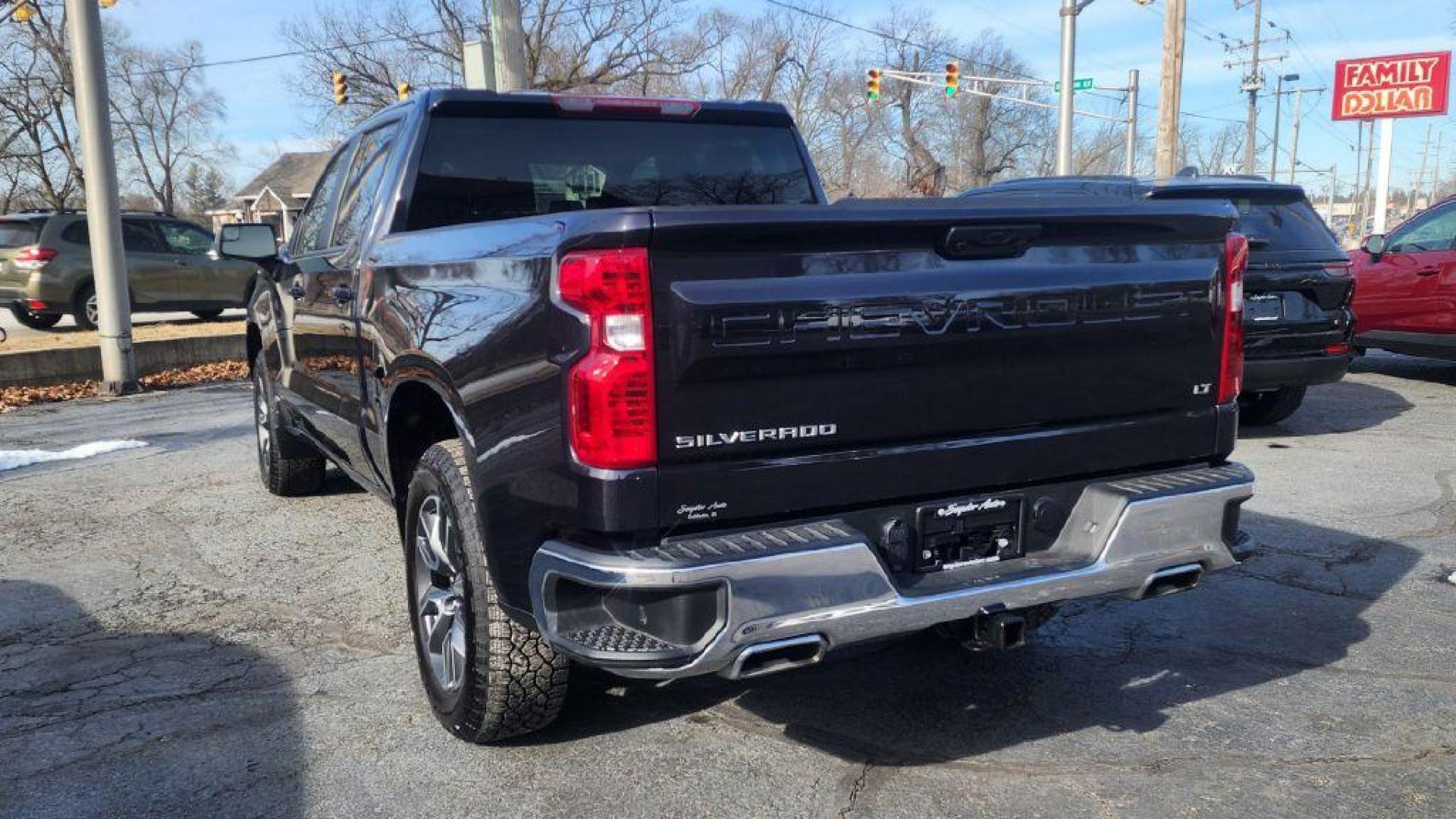 2022 GRAY CHEVROLET SILVERADO 1500 LT -4WD (2GCUDDED5N1) with an 5.3L engine, Automatic transmission, located at 101 S. Halleck St., DeMotte, 46310, (219) 987-2922, 41.202343, -87.198189 - Photo#3