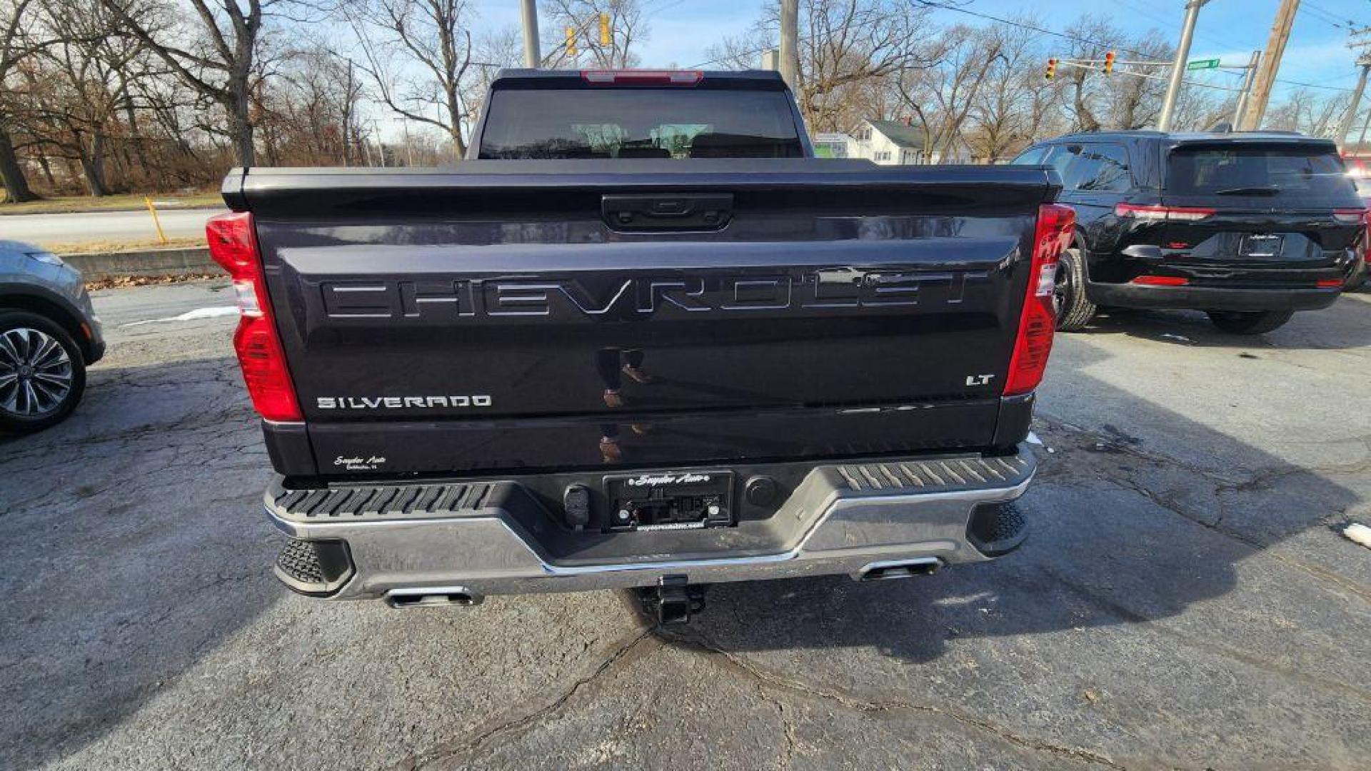 2022 GRAY CHEVROLET SILVERADO 1500 LT -4WD (2GCUDDED5N1) with an 5.3L engine, Automatic transmission, located at 101 S. Halleck St., DeMotte, 46310, (219) 987-2922, 41.202343, -87.198189 - Photo#4