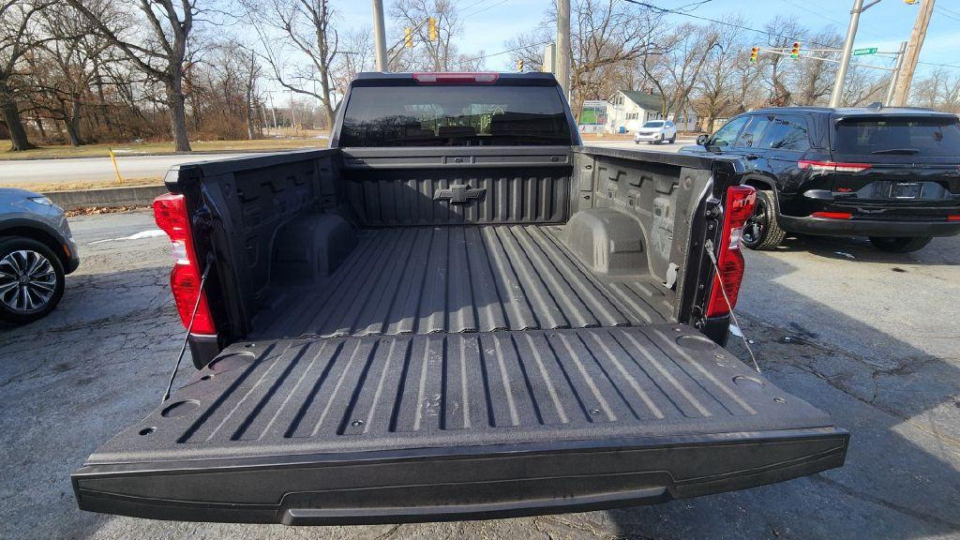 2022 GRAY CHEVROLET SILVERADO 1500 LT -4WD (2GCUDDED5N1) with an 5.3L engine, Automatic transmission, located at 101 S. Halleck St., DeMotte, 46310, (219) 987-2922, 41.202343, -87.198189 - Photo#5