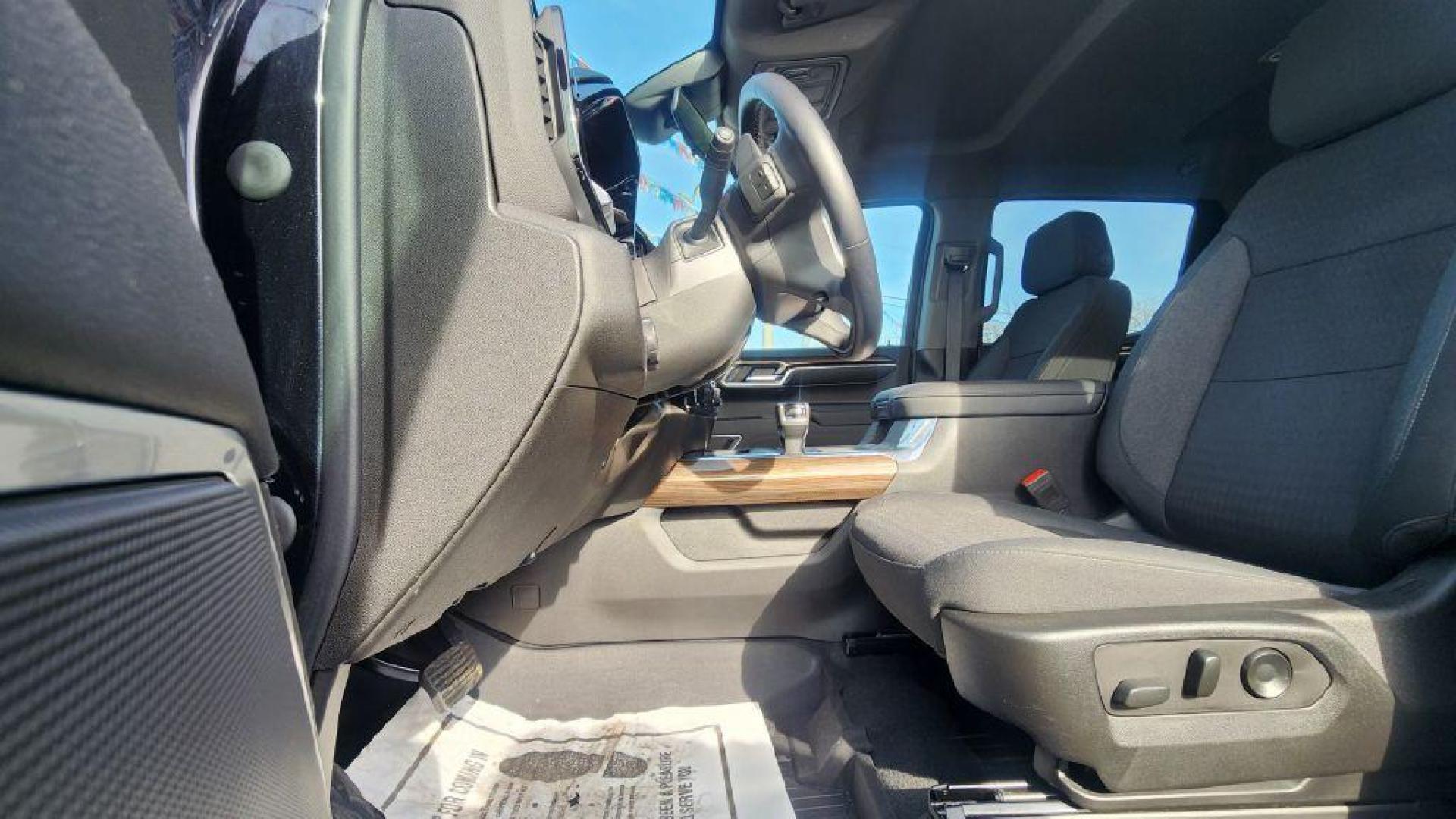 2022 GRAY CHEVROLET SILVERADO 1500 LT -4WD (2GCUDDED5N1) with an 5.3L engine, Automatic transmission, located at 101 S. Halleck St., DeMotte, 46310, (219) 987-2922, 41.202343, -87.198189 - Photo#6