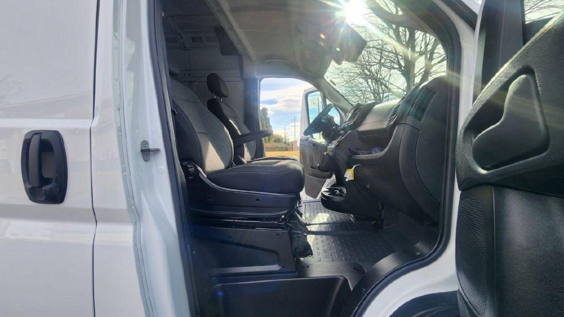 2023 WHITE RAM PROMASTER 1500 1500 HIGH BASE (3C6LRVBG6PE) with an 3.6L engine, Automatic transmission, located at 101 S. Halleck St., DeMotte, 46310, (219) 987-2922, 41.202343, -87.198189 - Photo#5