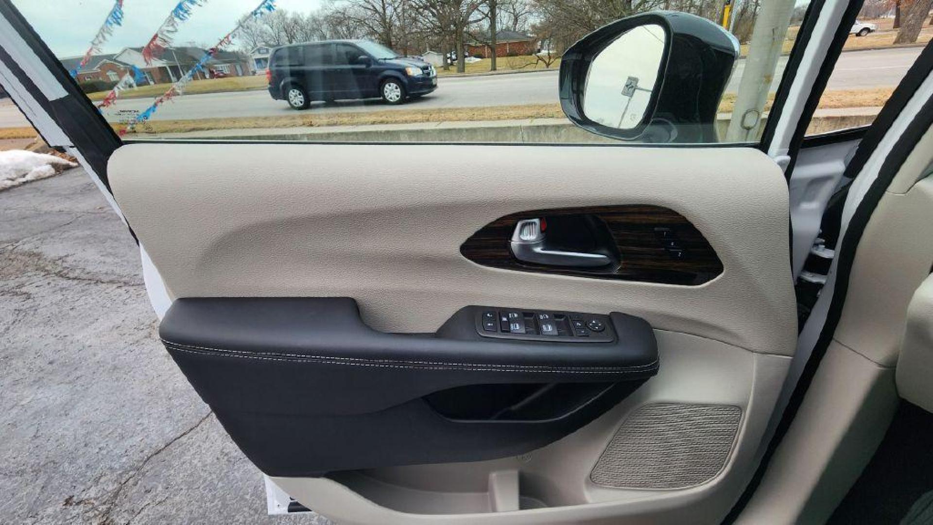2023 WHITE CHRYSLER PACIFICA LIMITED - FWD (2C4RC1GG1PR) with an 3.6L engine, Automatic transmission, located at 101 S. Halleck St., DeMotte, 46310, (219) 987-2922, 41.202343, -87.198189 - Photo#21