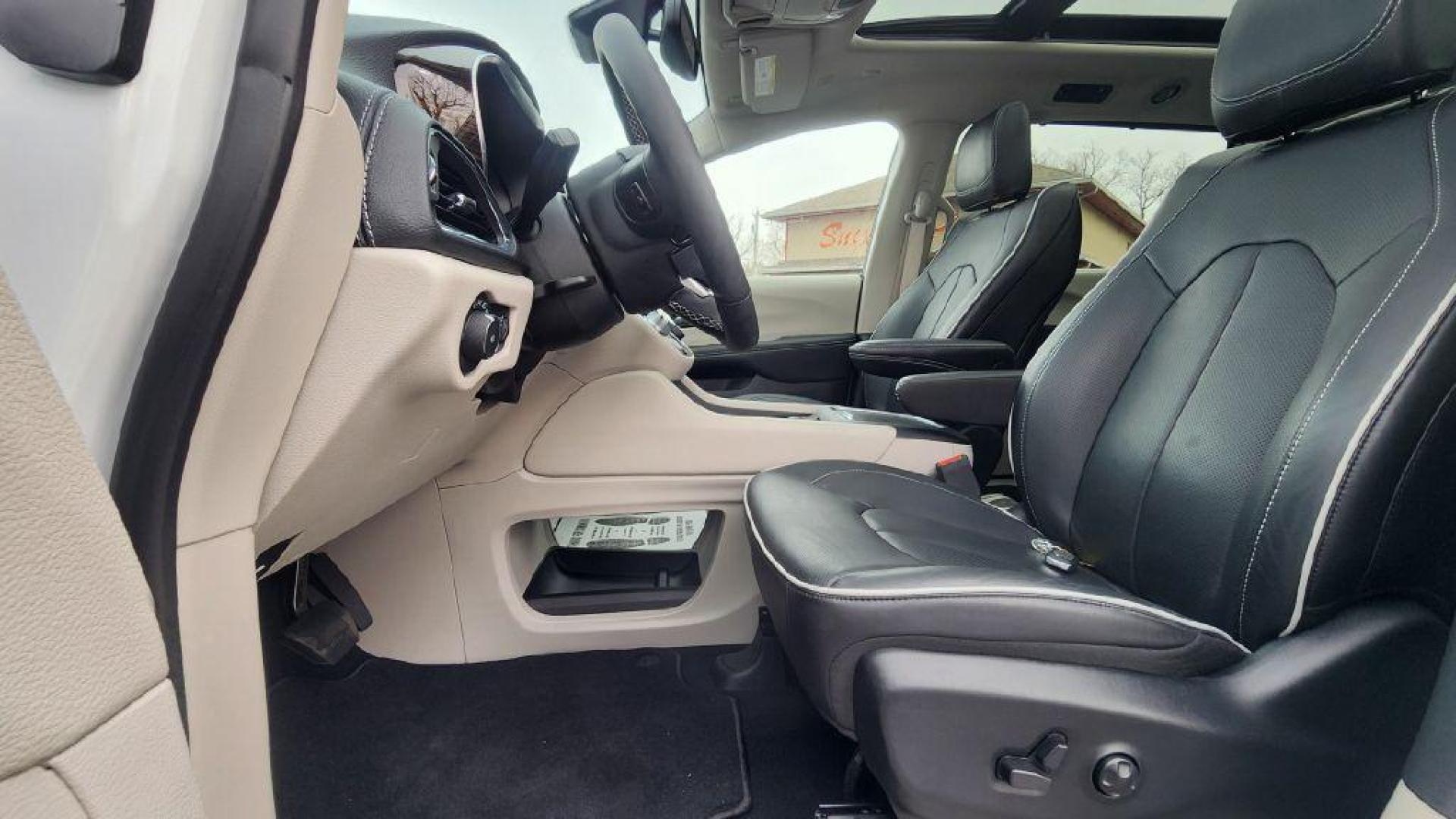 2023 WHITE CHRYSLER PACIFICA LIMITED - FWD (2C4RC1GG1PR) with an 3.6L engine, Automatic transmission, located at 101 S. Halleck St., DeMotte, 46310, (219) 987-2922, 41.202343, -87.198189 - Photo#4