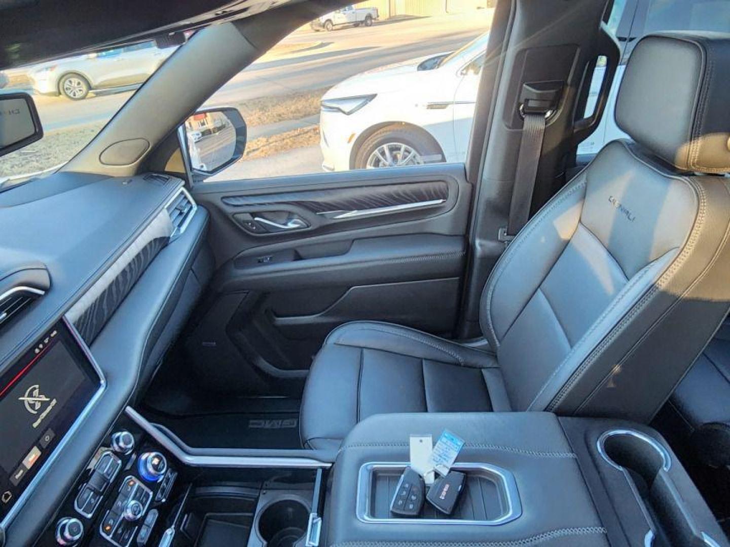2023 WHITE GMC YUKON XL DENALI - 4WD (1GKS2JKL7PR) with an 6.2L engine, Automatic transmission, located at 101 S. Halleck St., DeMotte, 46310, (219) 987-2922, 41.202343, -87.198189 - Photo#12