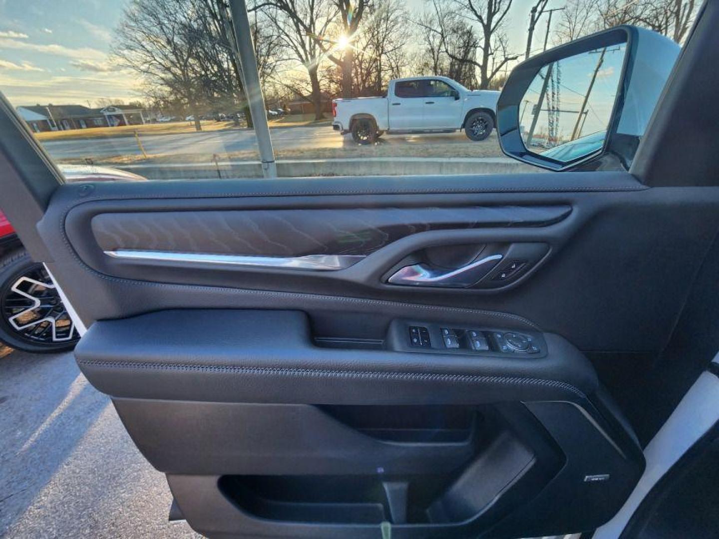 2023 WHITE GMC YUKON XL DENALI - 4WD (1GKS2JKL7PR) with an 6.2L engine, Automatic transmission, located at 101 S. Halleck St., DeMotte, 46310, (219) 987-2922, 41.202343, -87.198189 - Photo#25