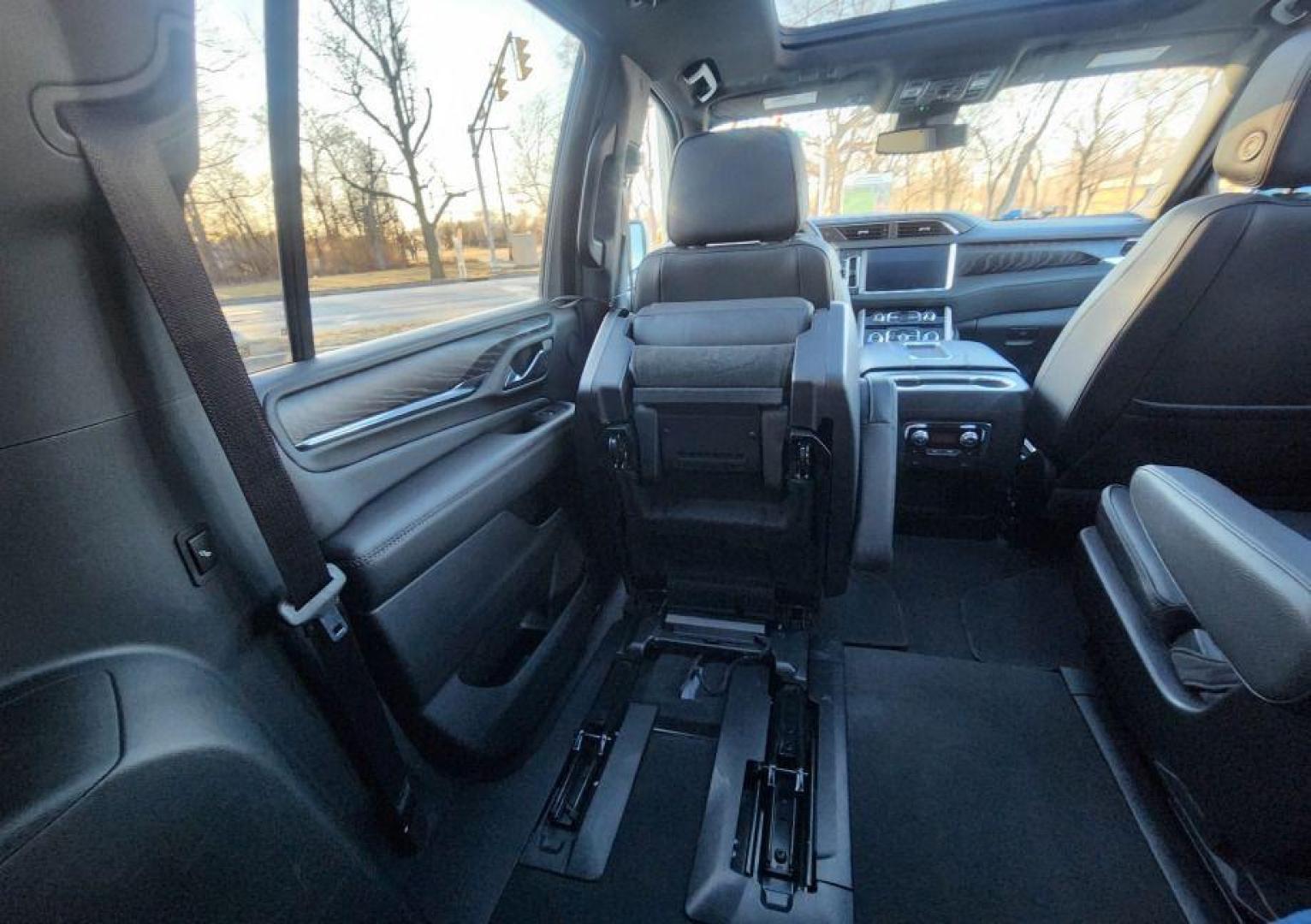 2023 WHITE GMC YUKON XL DENALI - 4WD (1GKS2JKL7PR) with an 6.2L engine, Automatic transmission, located at 101 S. Halleck St., DeMotte, 46310, (219) 987-2922, 41.202343, -87.198189 - Photo#28