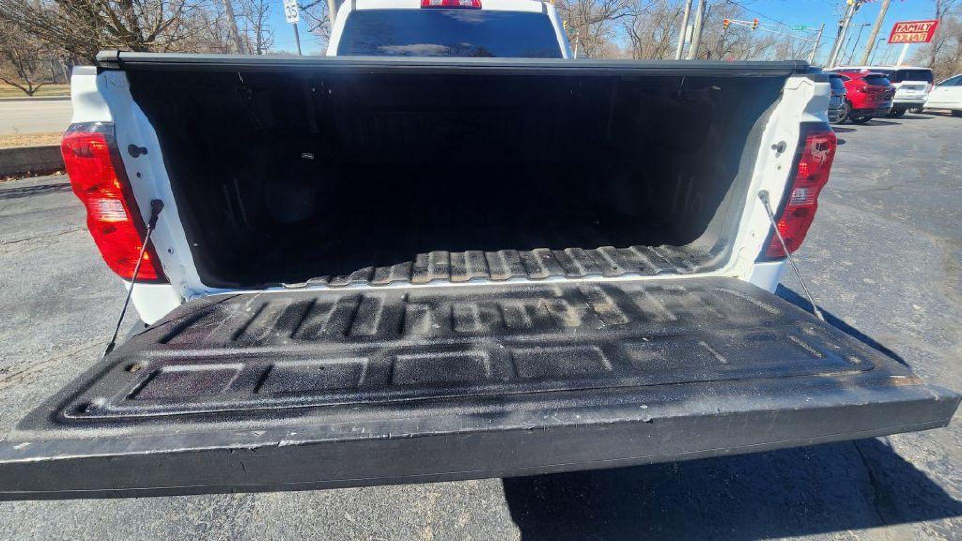 2019 WHITE CHEVROLET SILVERADO LD 15 BASE/LS - 4wd (2GCVKNEC4K1) with an 5.3L engine, Automatic transmission, located at 101 S. Halleck St., DeMotte, 46310, (219) 987-2922, 41.202343, -87.198189 - Photo#20
