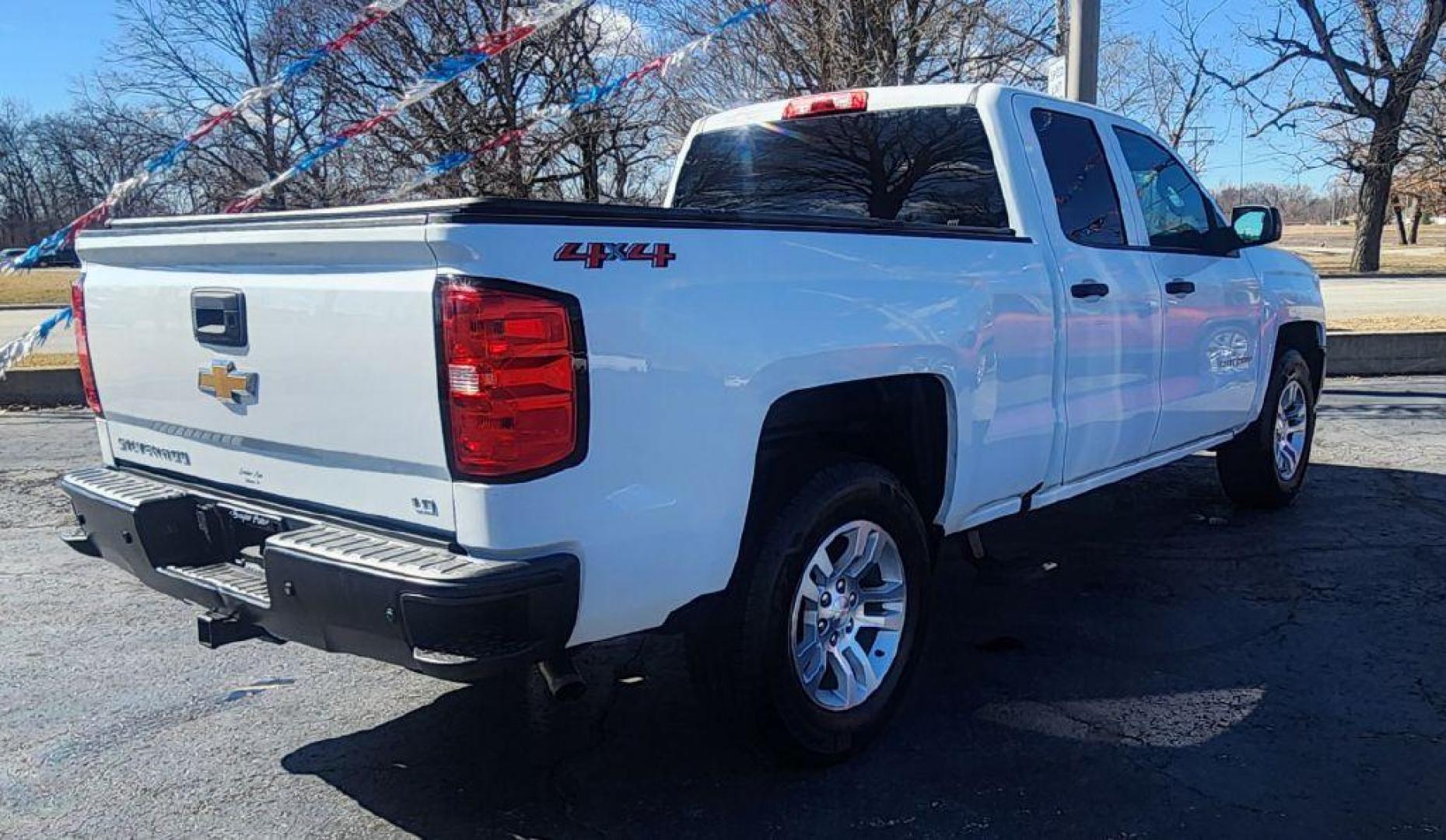 2019 WHITE CHEVROLET SILVERADO LD 15 BASE/LS - 4wd (2GCVKNEC4K1) with an 5.3L engine, Automatic transmission, located at 101 S. Halleck St., DeMotte, 46310, (219) 987-2922, 41.202343, -87.198189 - Photo#2