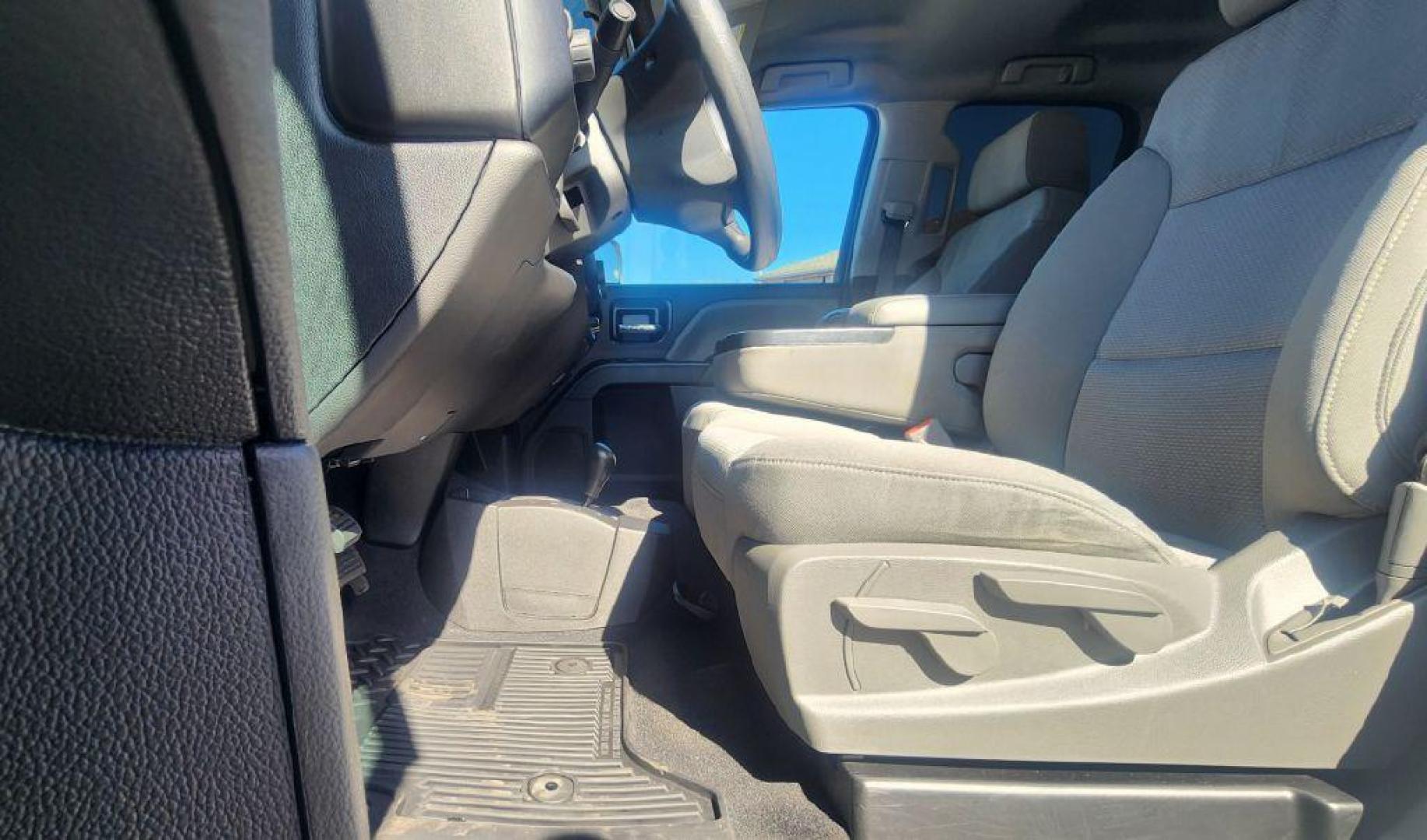 2019 WHITE CHEVROLET SILVERADO LD 15 BASE/LS - 4wd (2GCVKNEC4K1) with an 5.3L engine, Automatic transmission, located at 101 S. Halleck St., DeMotte, 46310, (219) 987-2922, 41.202343, -87.198189 - Photo#5