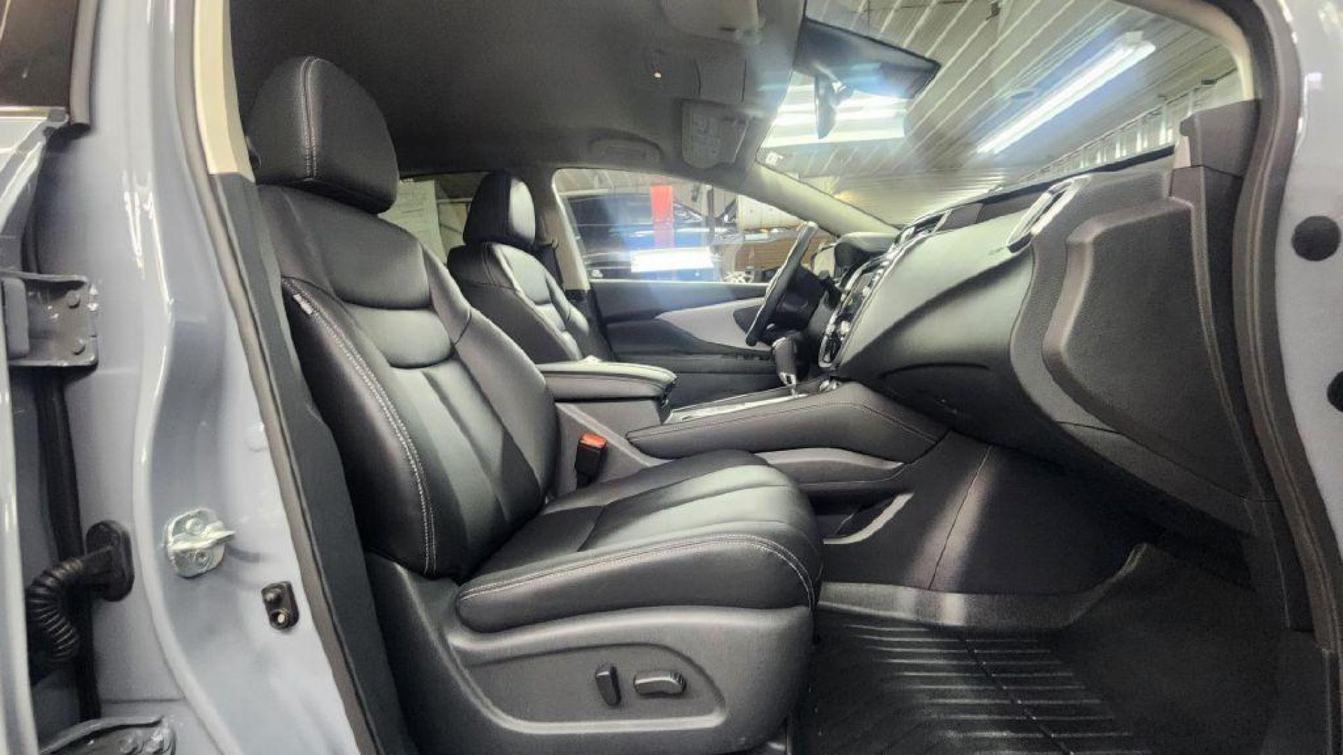 2023 GRAY NISSAN MURANO SV - AWD (5N1AZ2BS9PC) with an 3.5L engine, Automatic transmission, located at 101 S. Halleck St., DeMotte, 46310, (219) 987-2922, 41.202343, -87.198189 - Photo#6